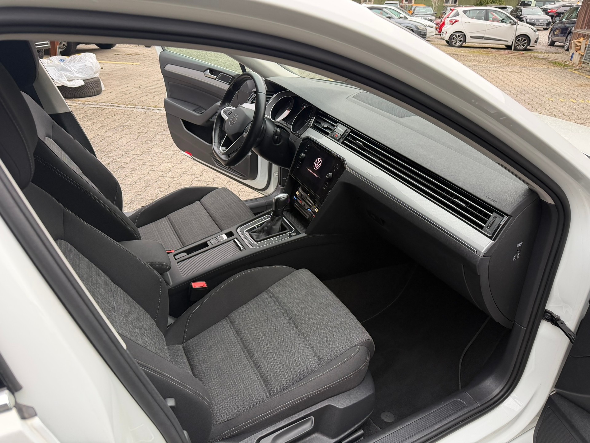 VW Passat Variant 2.0 TDI Business DSG-image-8