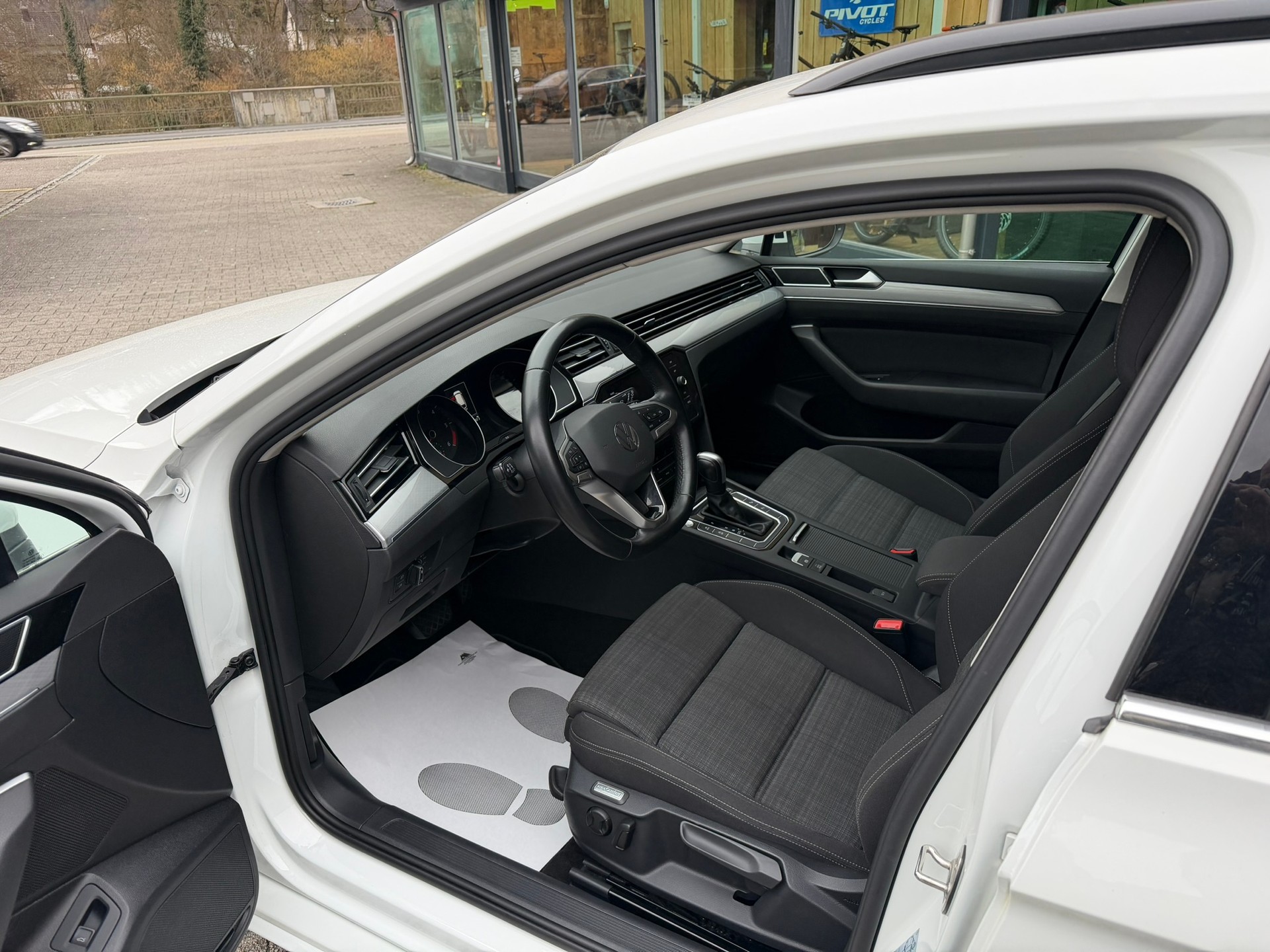 VW Passat Variant 2.0 TDI Business DSG-image-7
