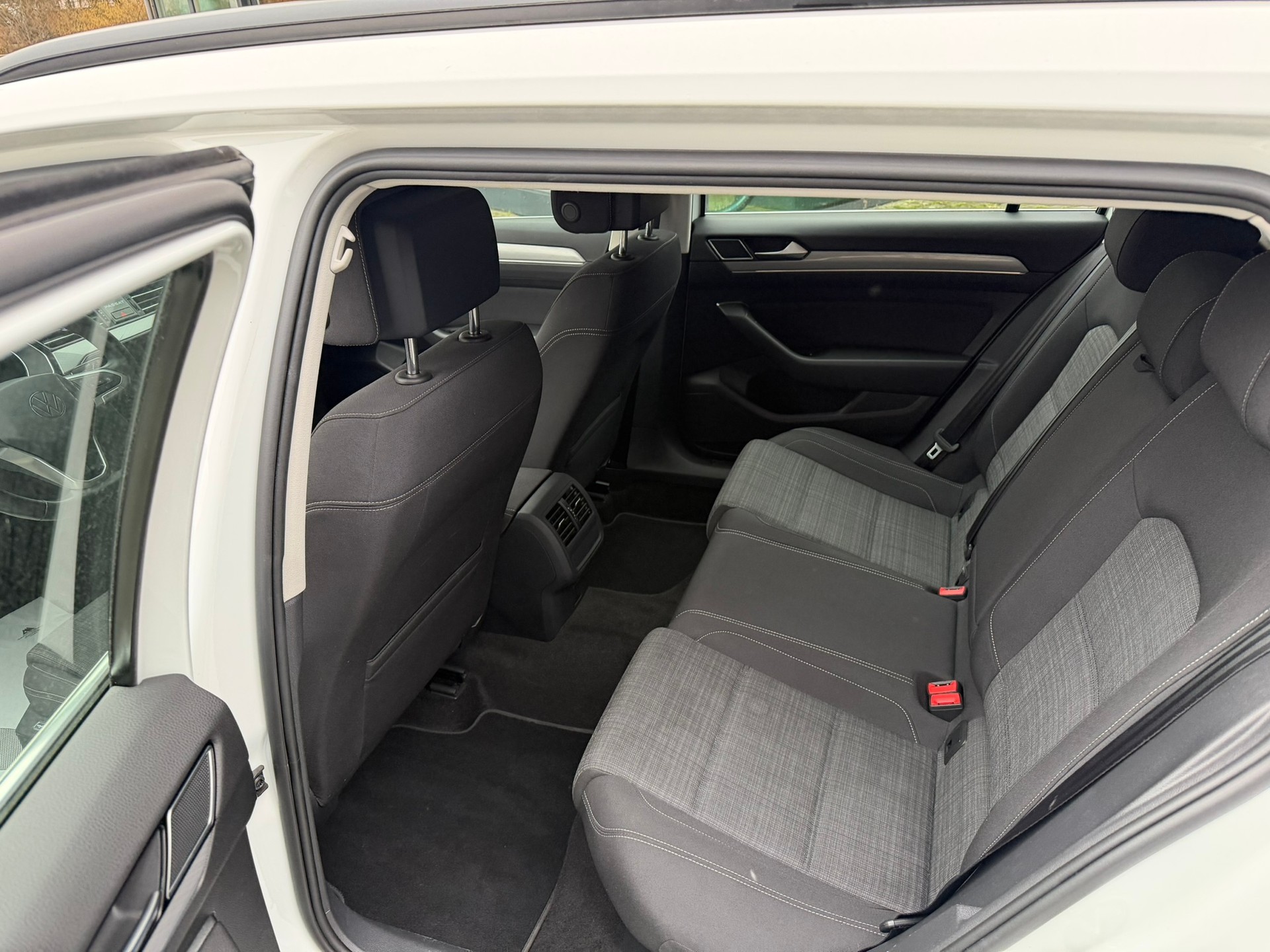 VW Passat Variant 2.0 TDI Business DSG-image-9