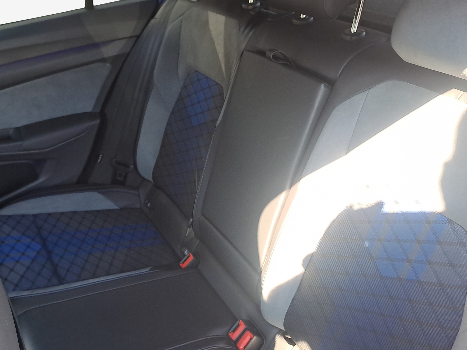 VW Golf 2.0 TSI R DSG 4Motion-image-11