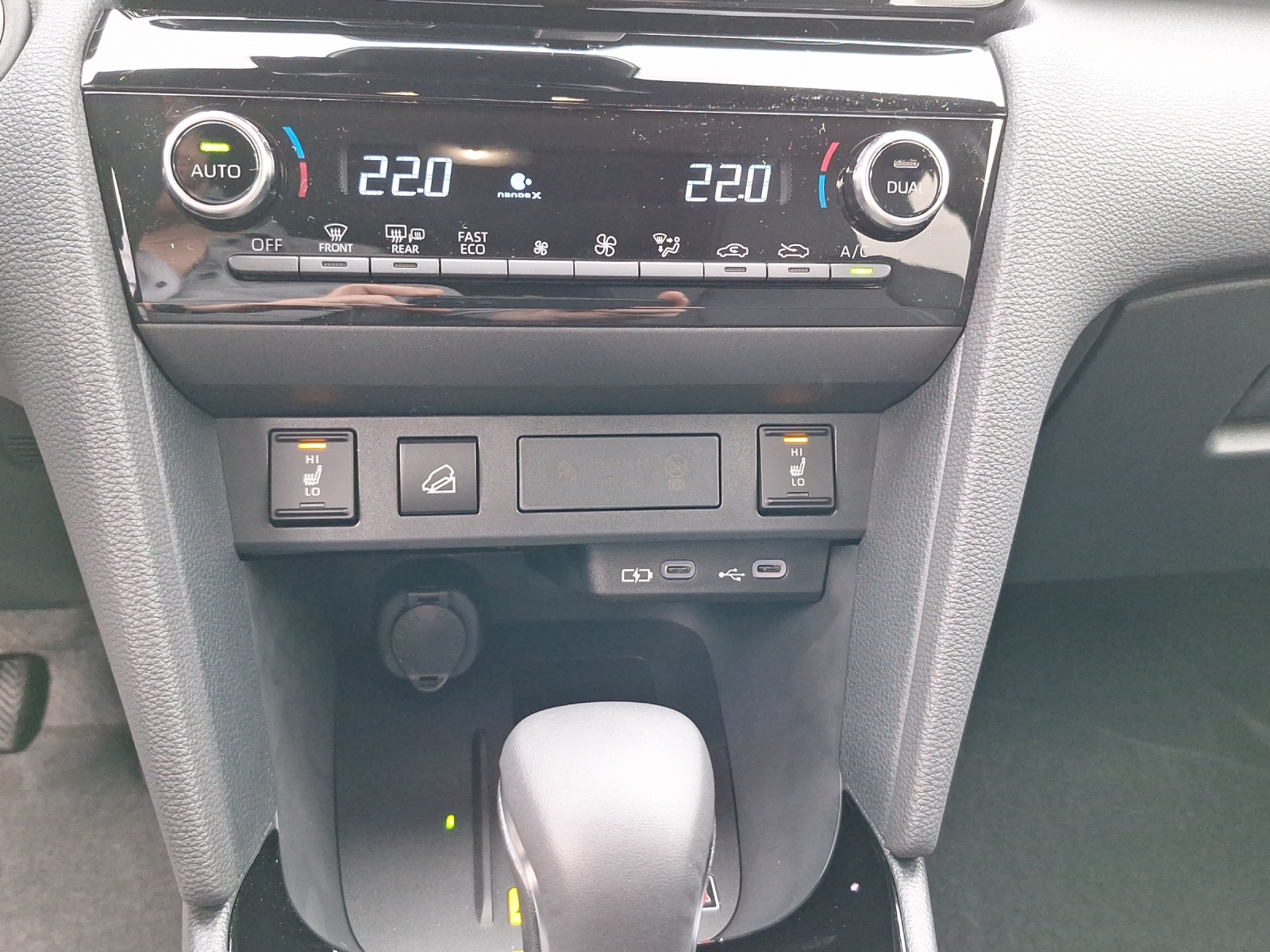 TOYOTA Yaris Cross 1.5 VVT-i HSD Premium AWD-i-image-12