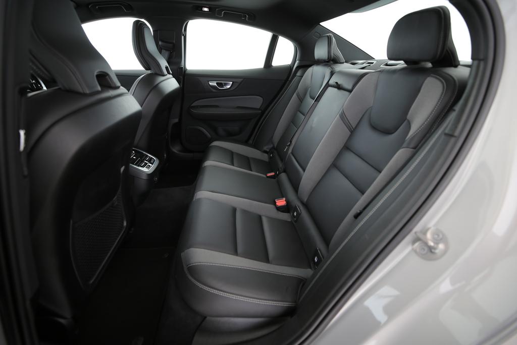 VOLVO S60 2.0 B5 MH Ultimate Dark AWD-image-10