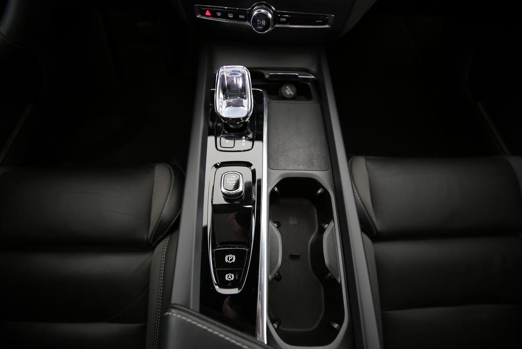 VOLVO S60 2.0 B5 MH Ultimate Dark AWD-image-8