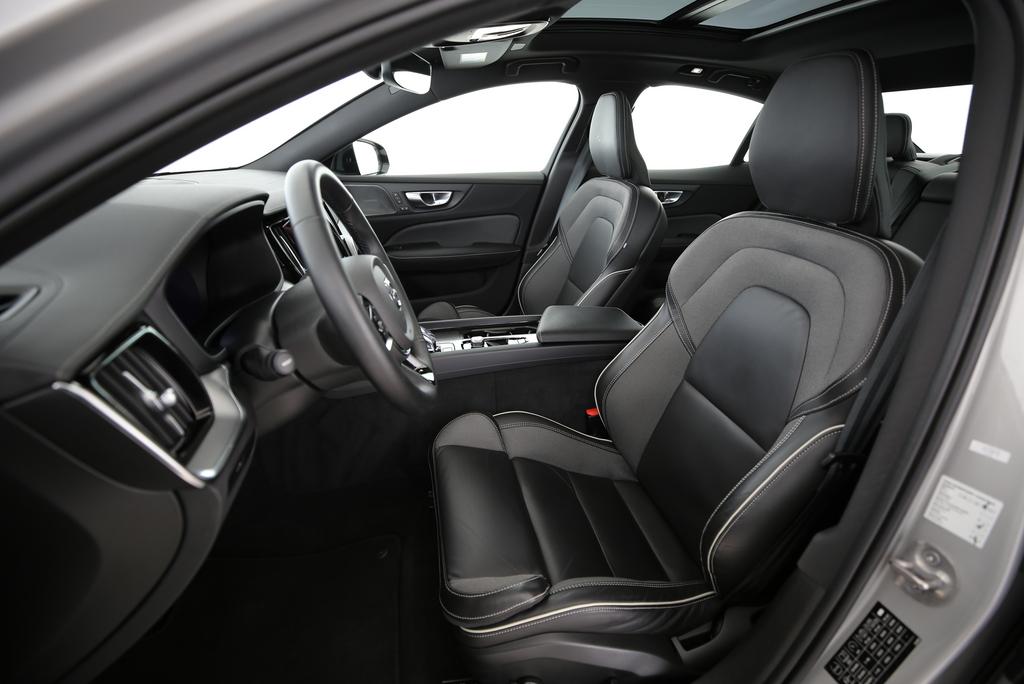 VOLVO S60 2.0 B5 MH Ultimate Dark AWD-showroom-element-3