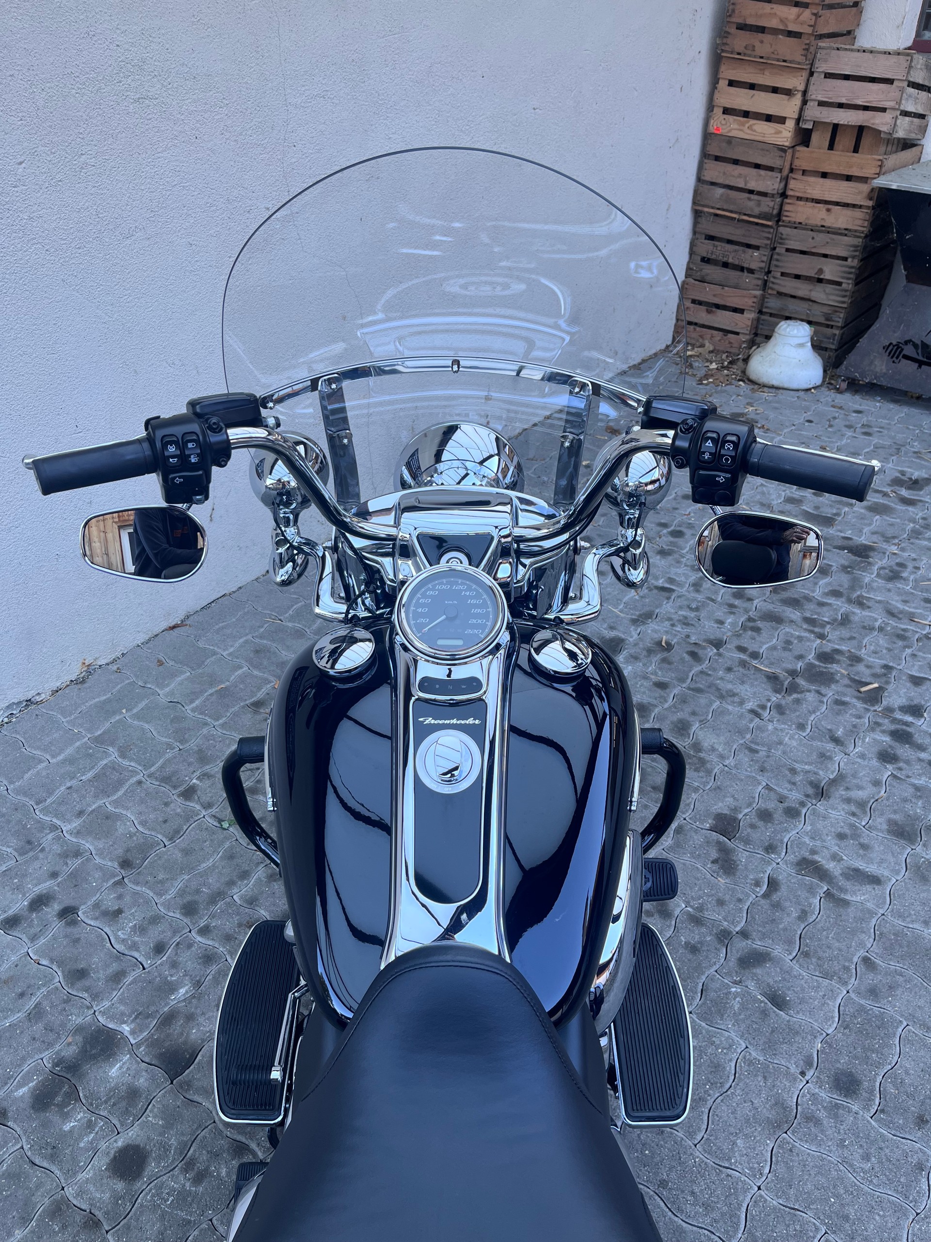 HARLEY-DAVIDSON FLRT Freewheeler 114-image-8