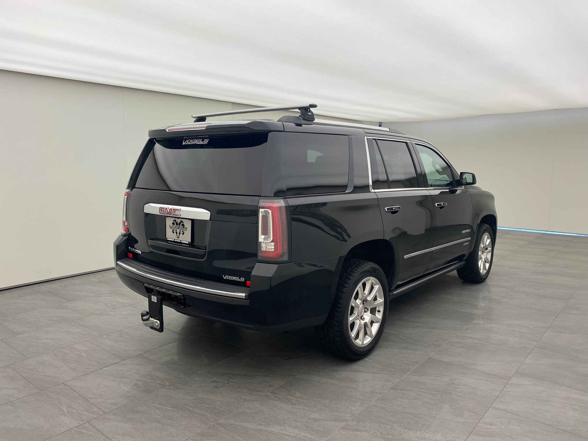 GMC Yukon Denali 6.2-showroom-element-3