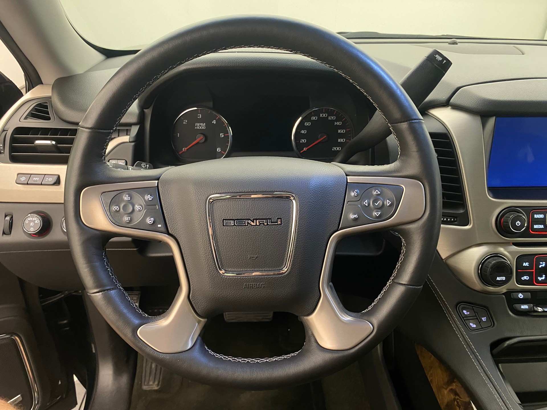 GMC Yukon Denali 6.2-image-12