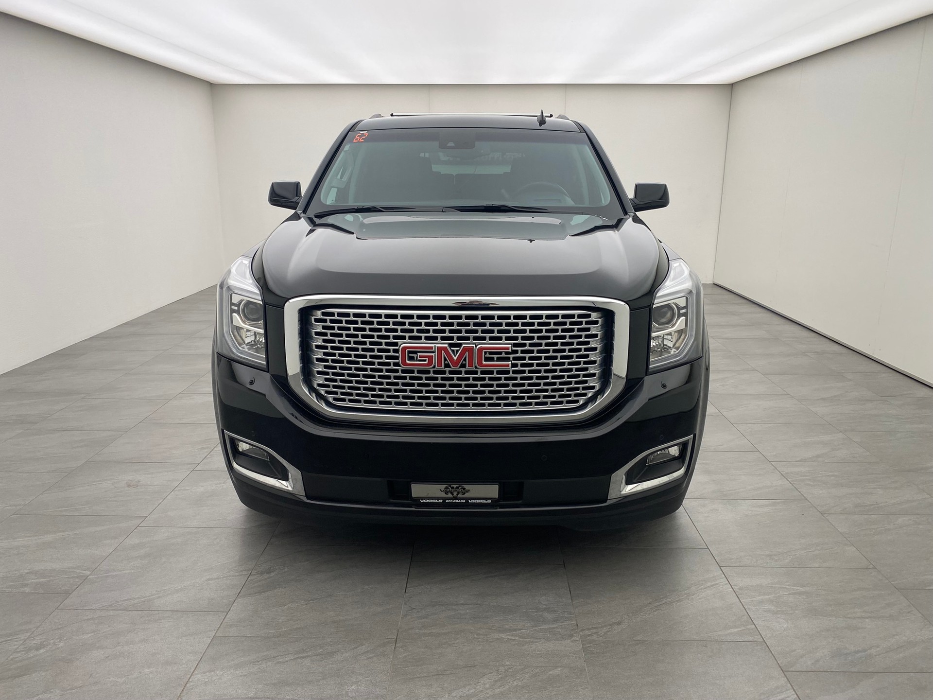 GMC Yukon Denali 6.2-showroom-element-1