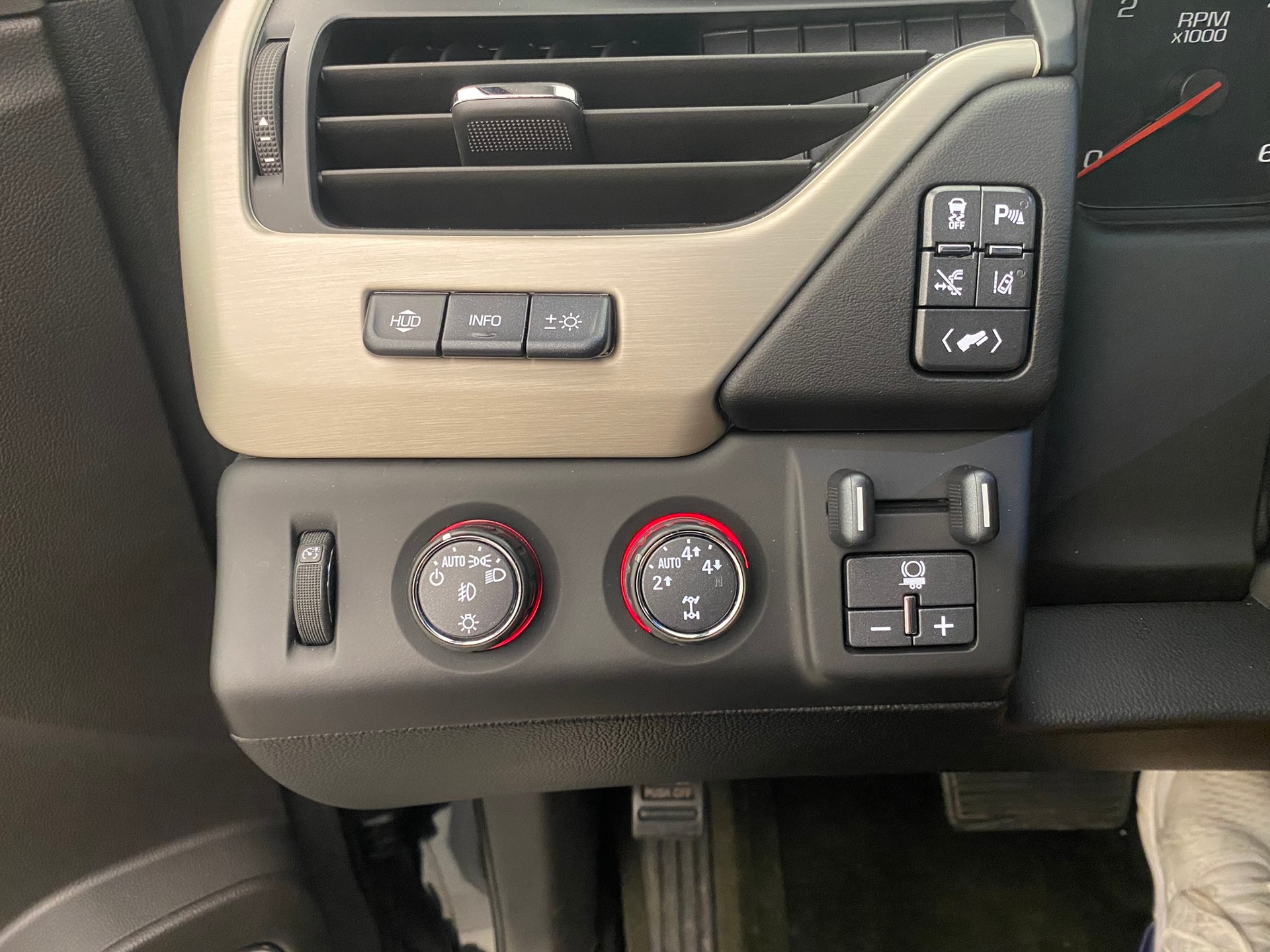 GMC Yukon Denali 6.2-image-14