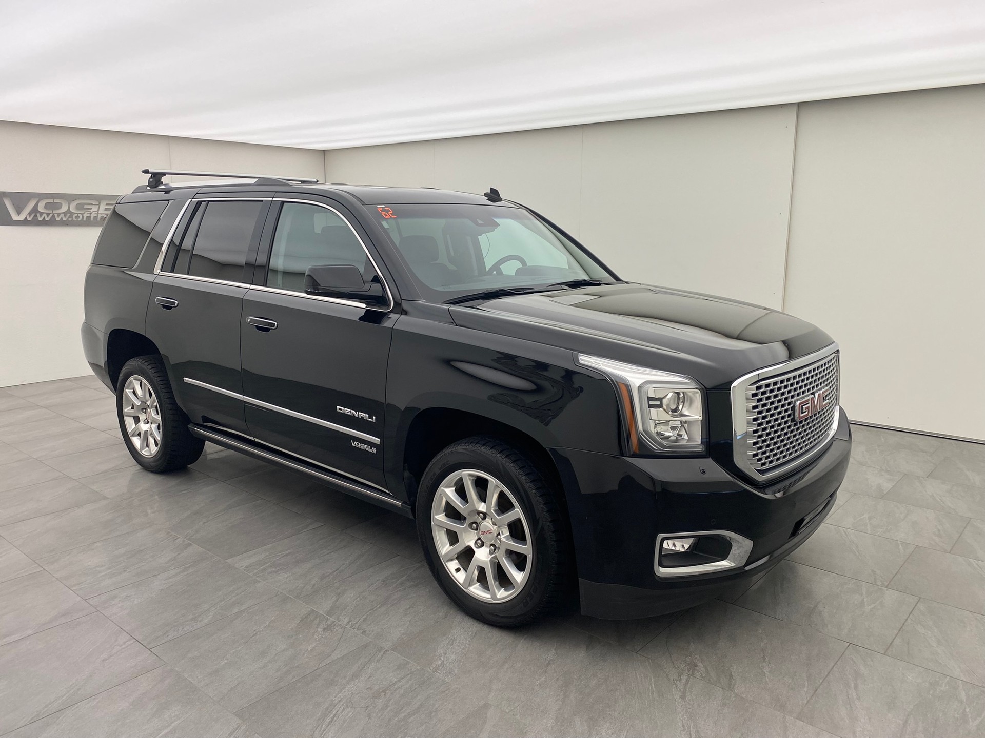 GMC Yukon Denali 6.2-showroom-element-2