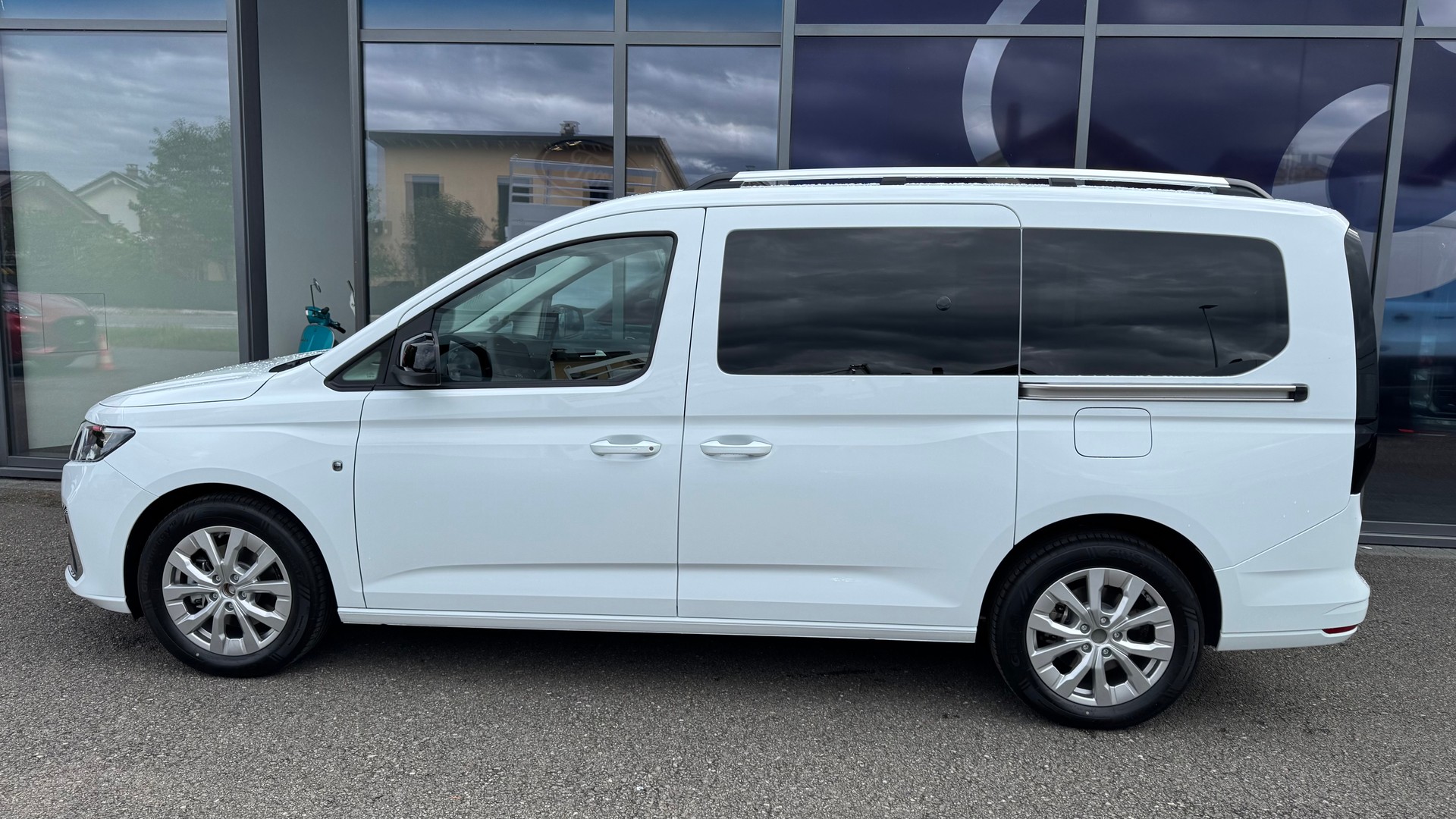 FORD TOURNEO CONNECT Grand 2.0 EcoB Titanium/122CV/Aut.-image-2