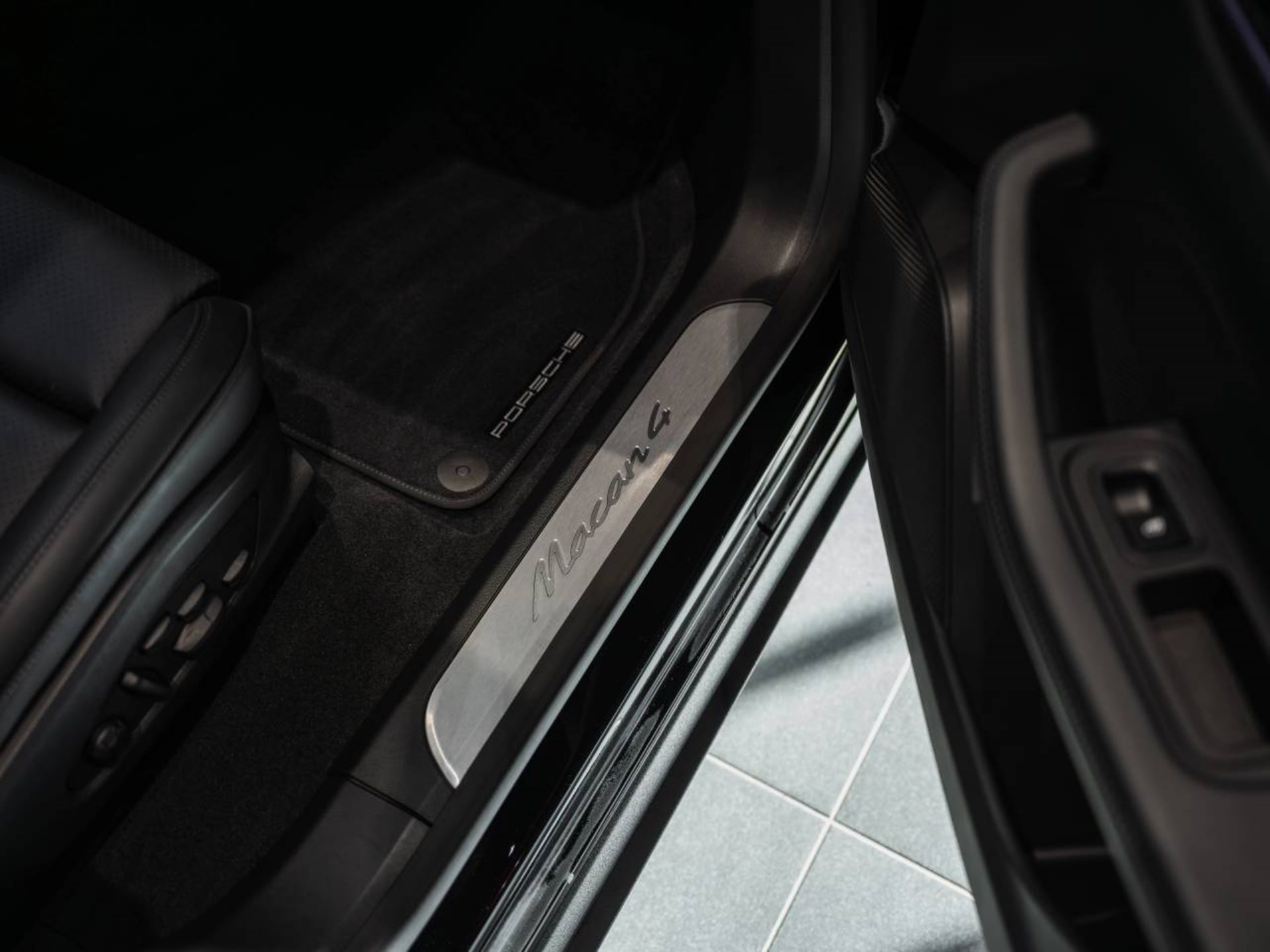 PORSCHE Macan 4-image-24