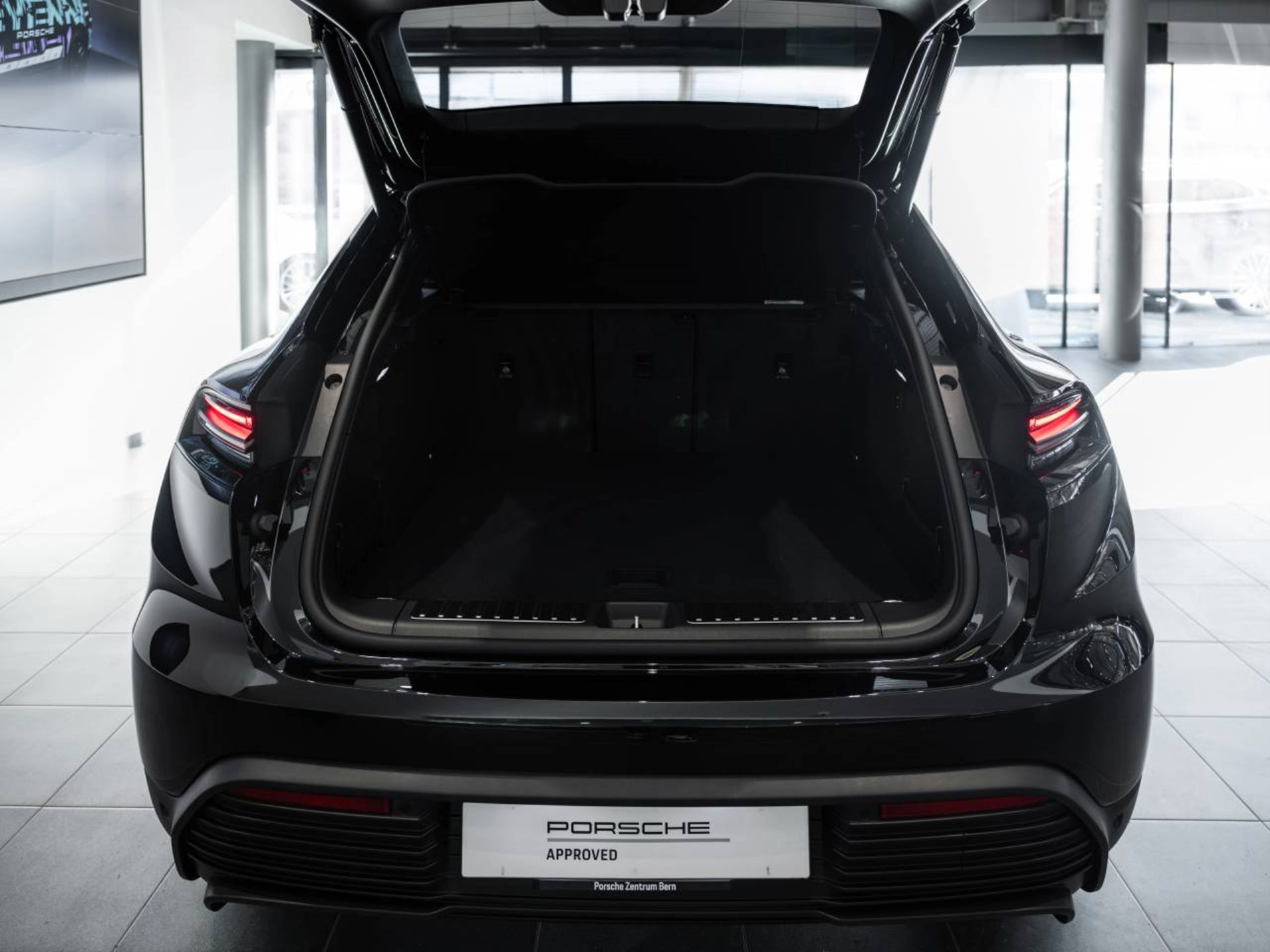 PORSCHE Macan 4-image-6