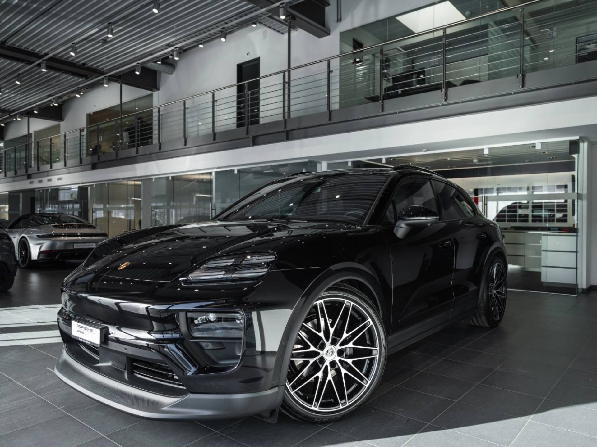 PORSCHE Macan 4-image-9