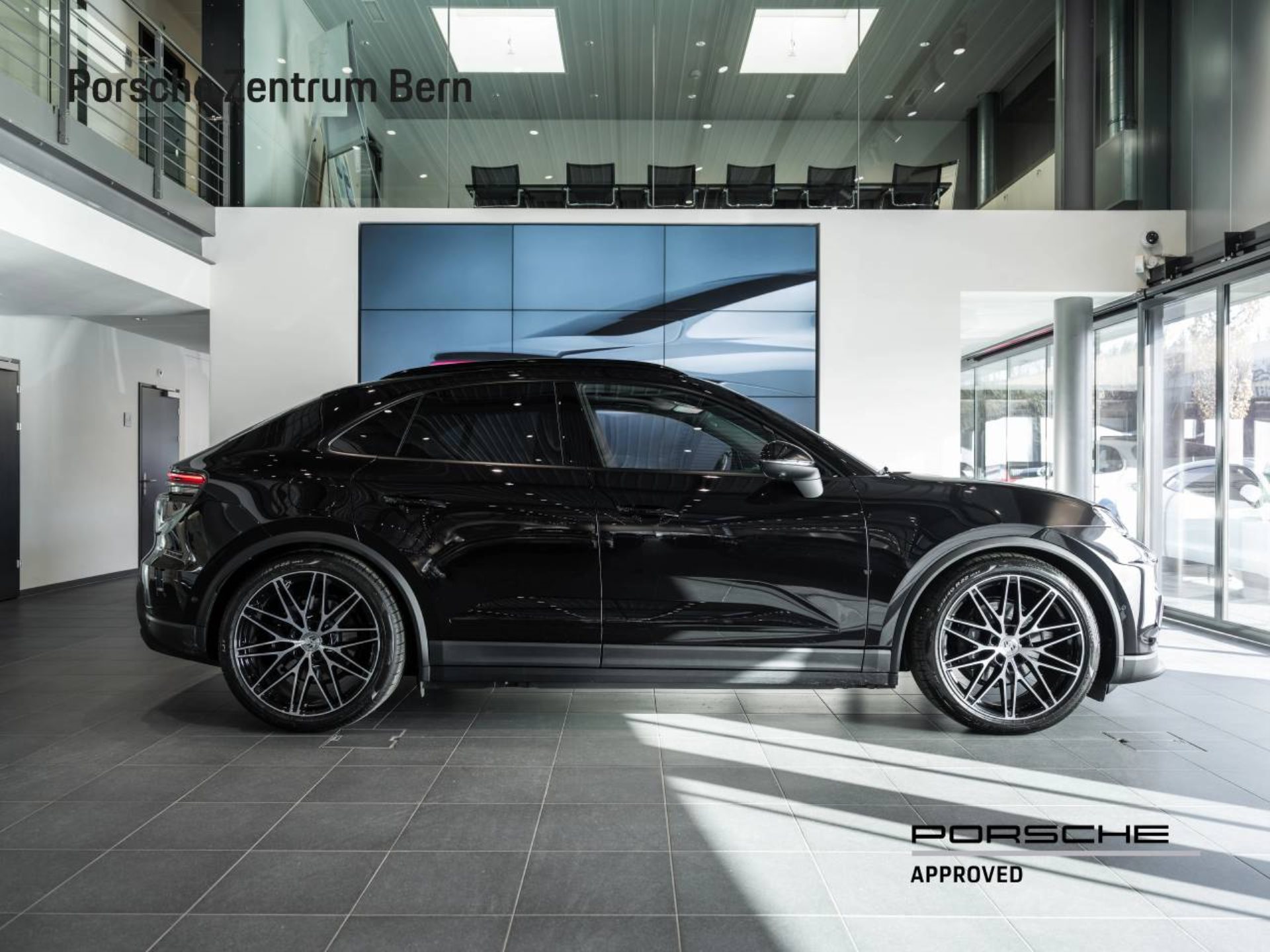 PORSCHE Macan 4-showroom-element-1