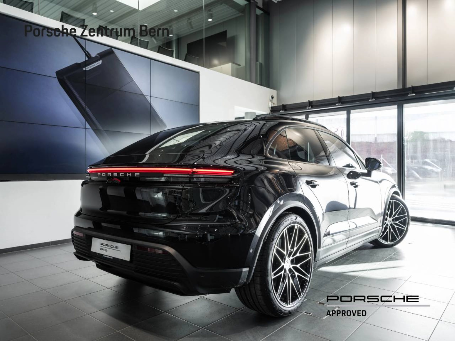 PORSCHE Macan 4-showroom-element-2
