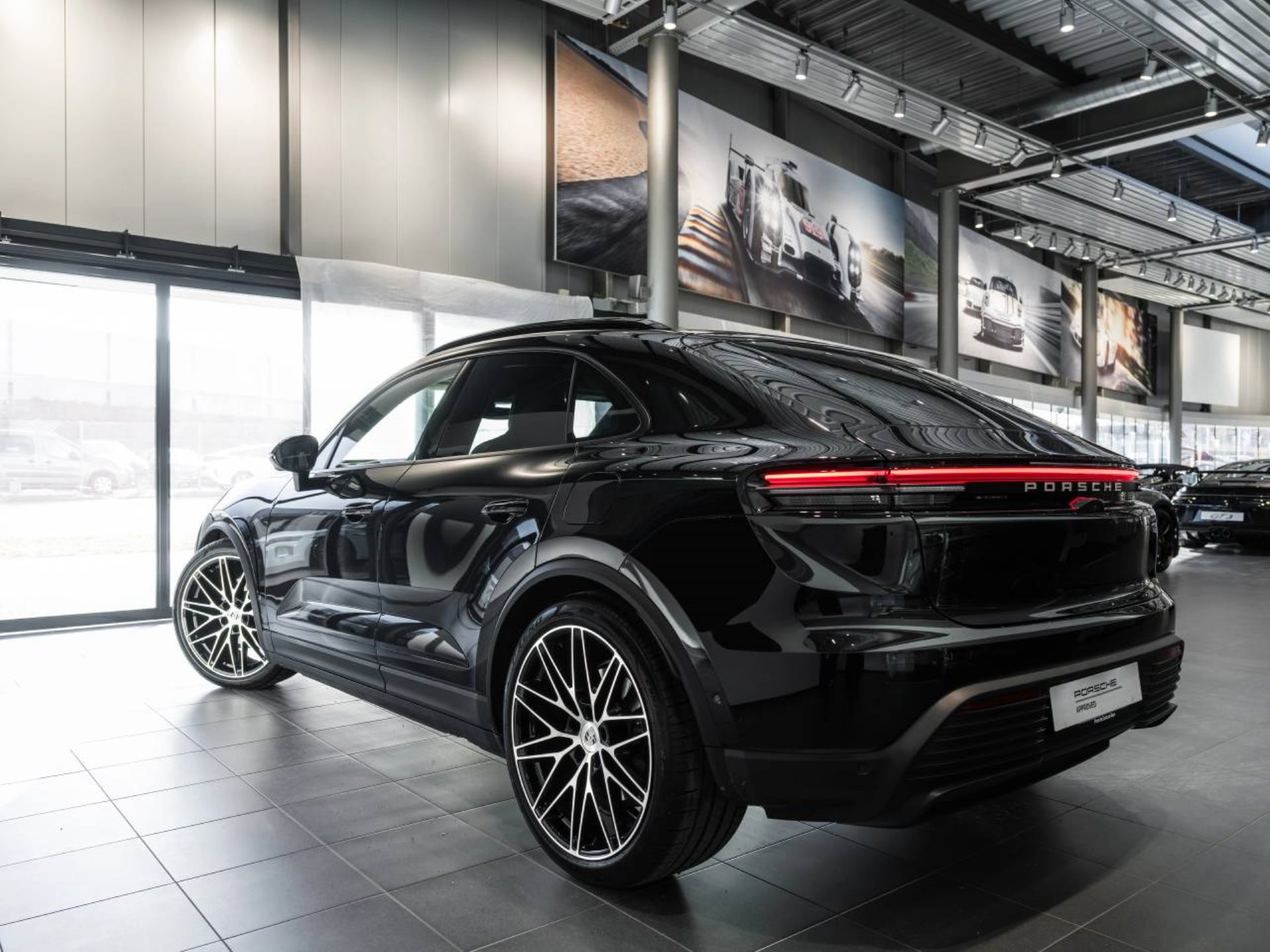 PORSCHE Macan 4-image-8