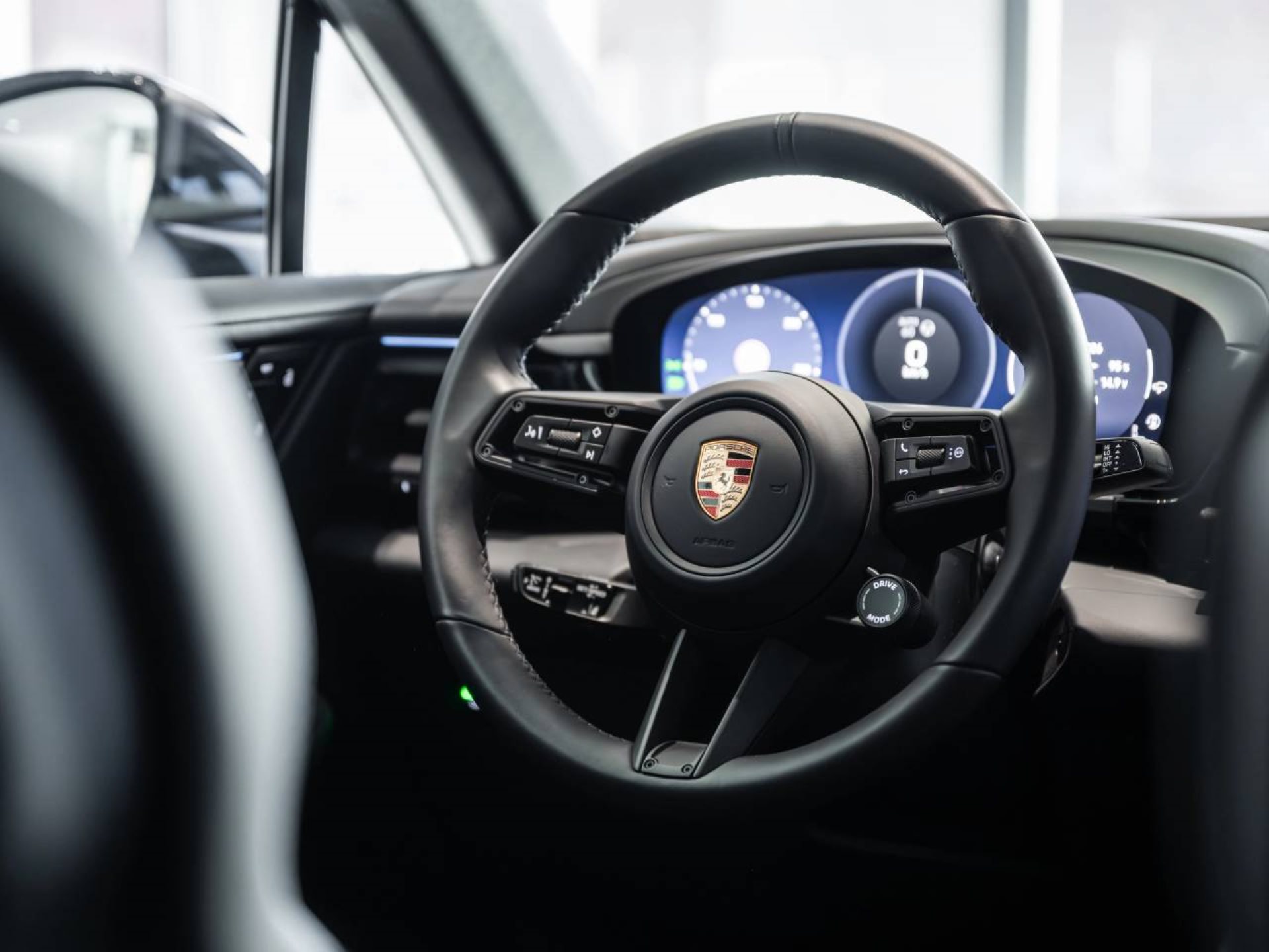PORSCHE Macan 4-image-16