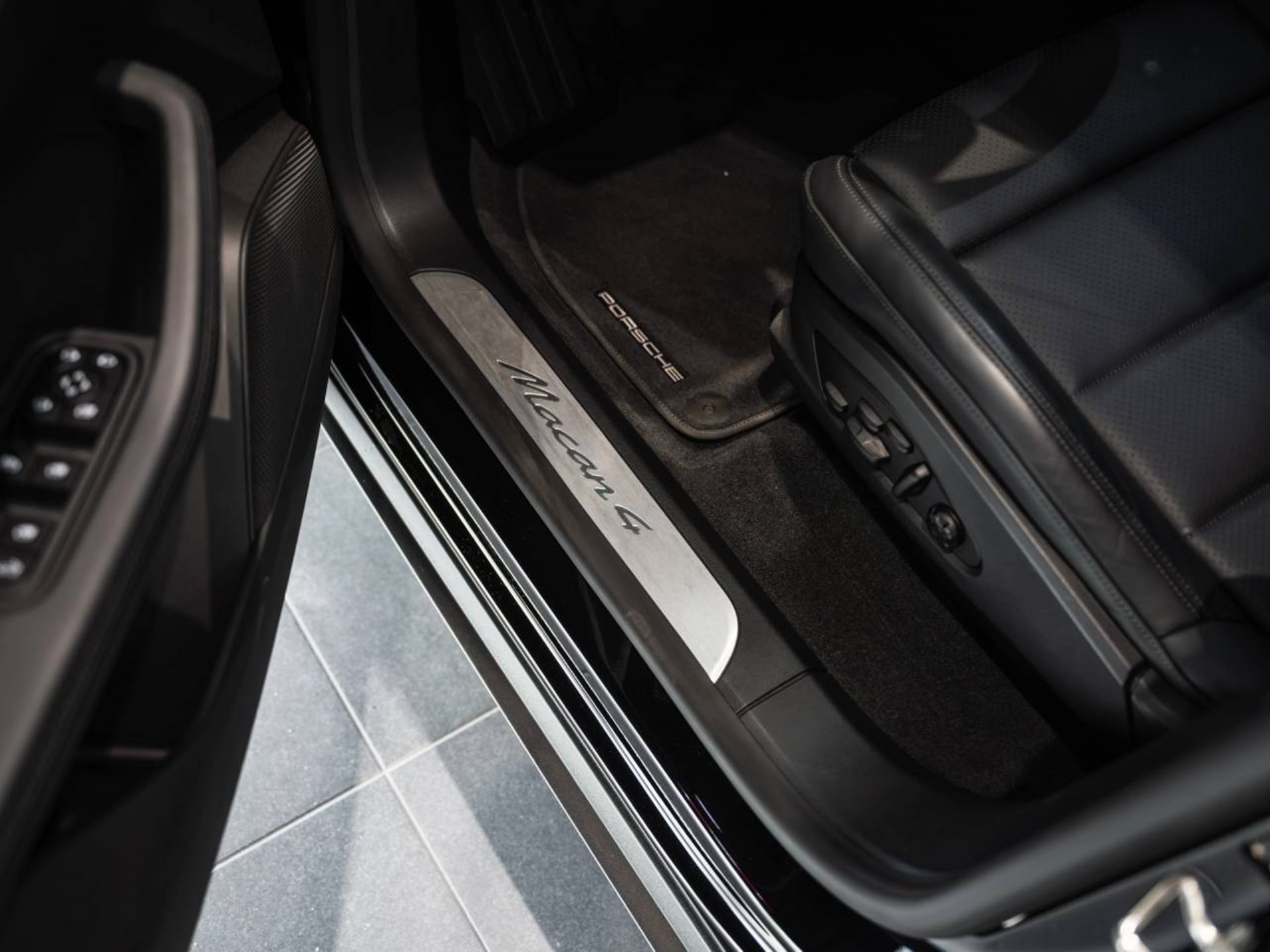 PORSCHE Macan 4-image-22