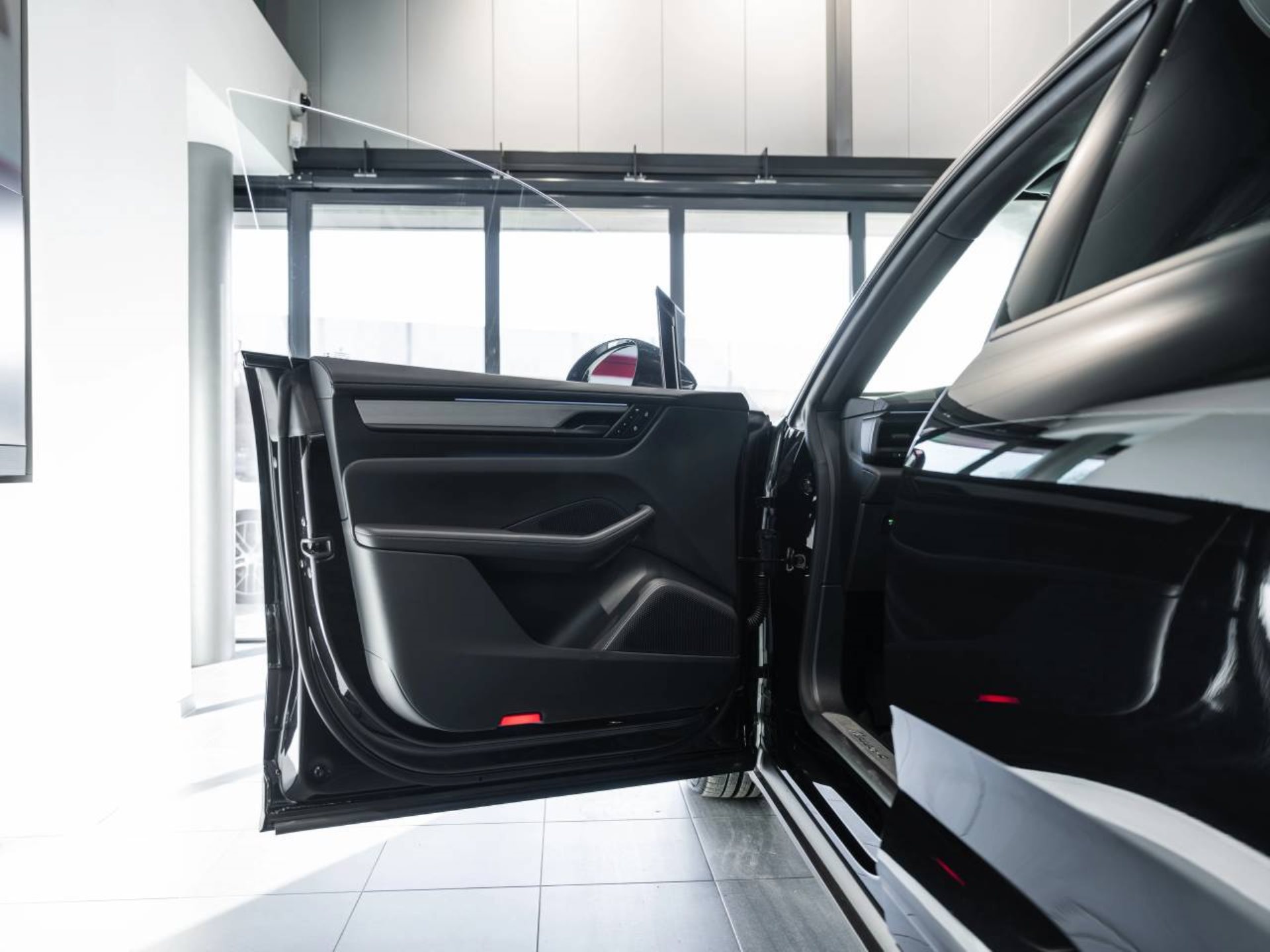 PORSCHE Macan 4-image-21