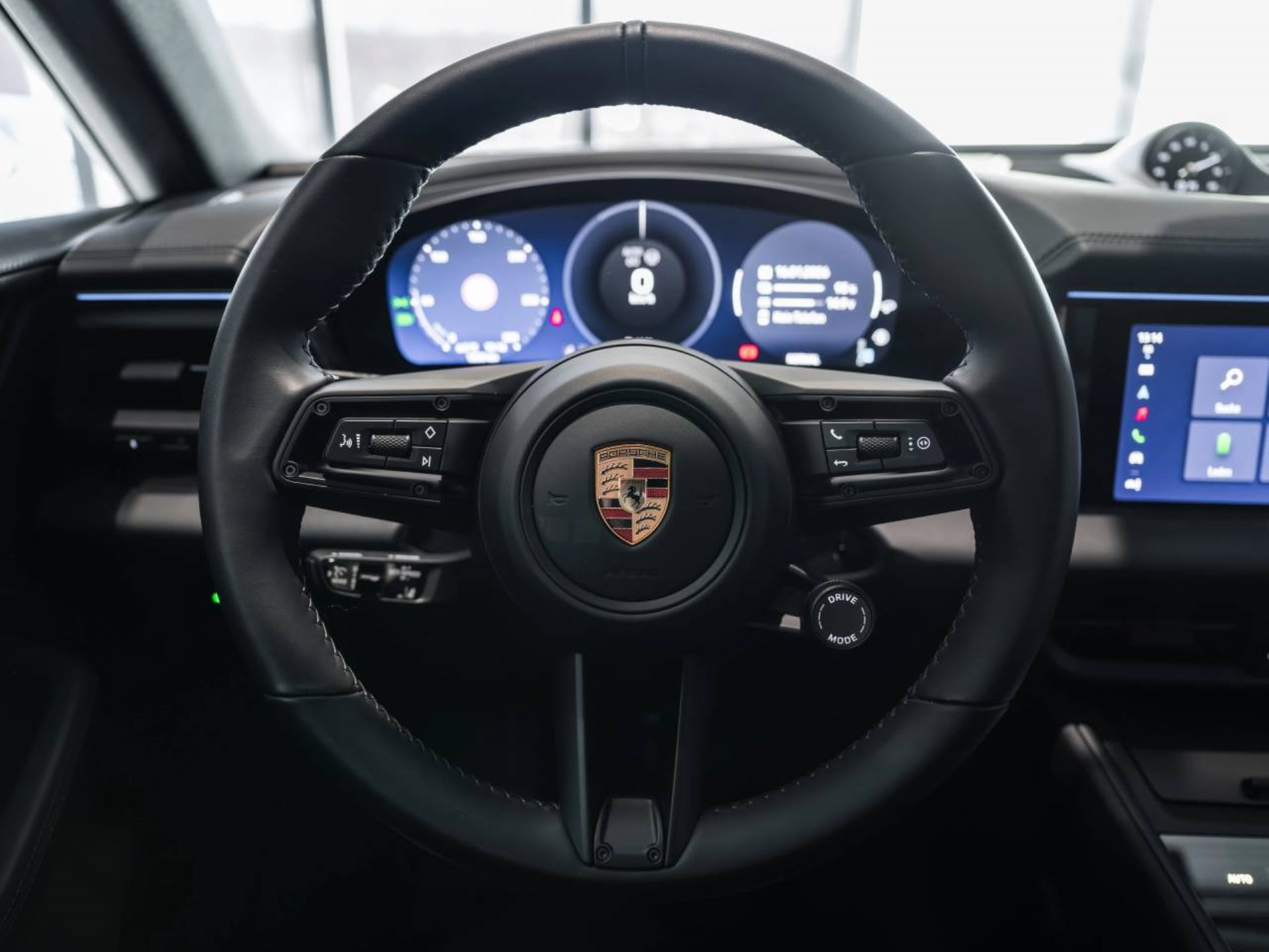 PORSCHE Macan 4-image-14