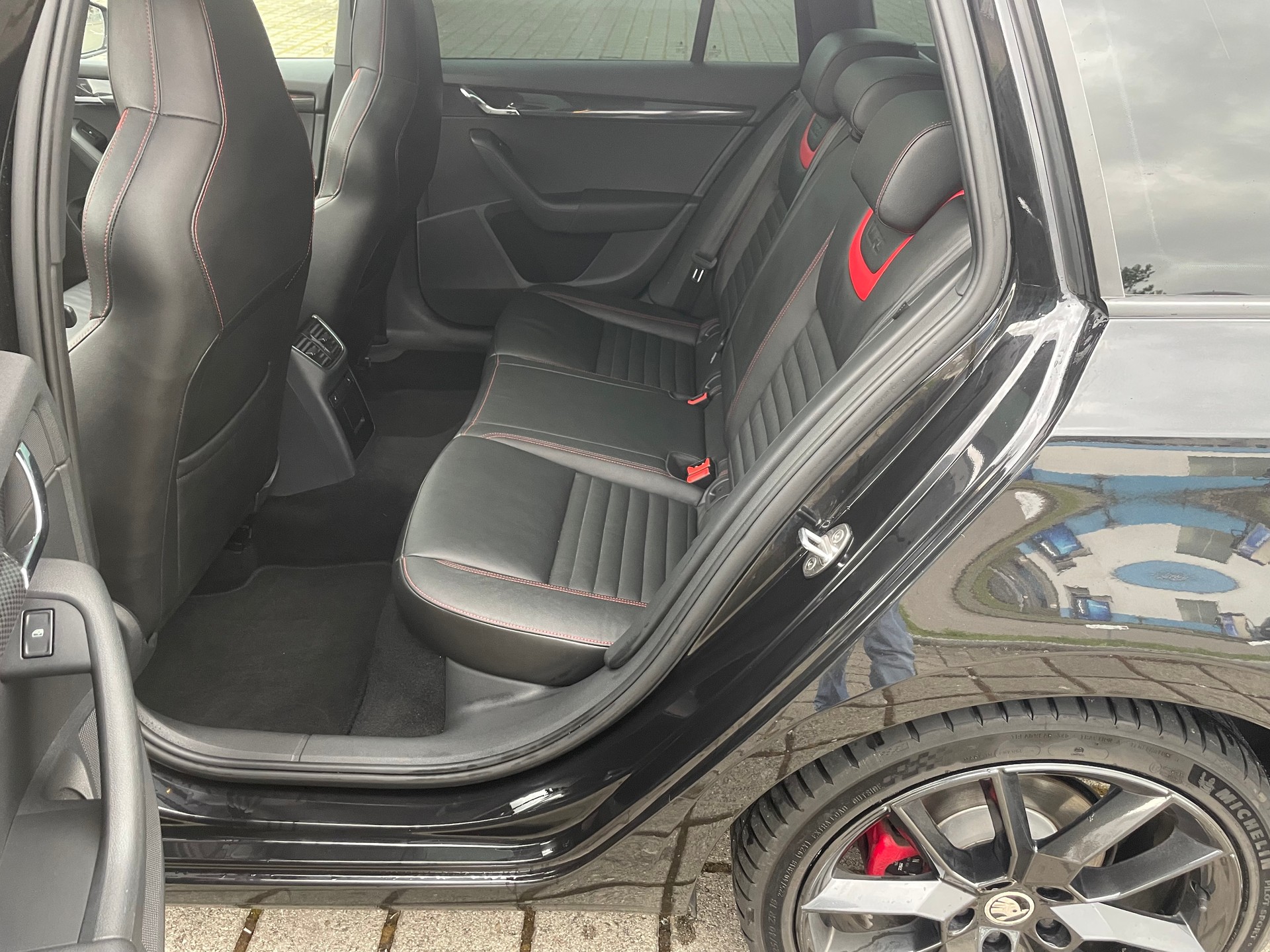 SKODA Octavia Combi 2.0 TDI RS 4x4 DSG-image-12