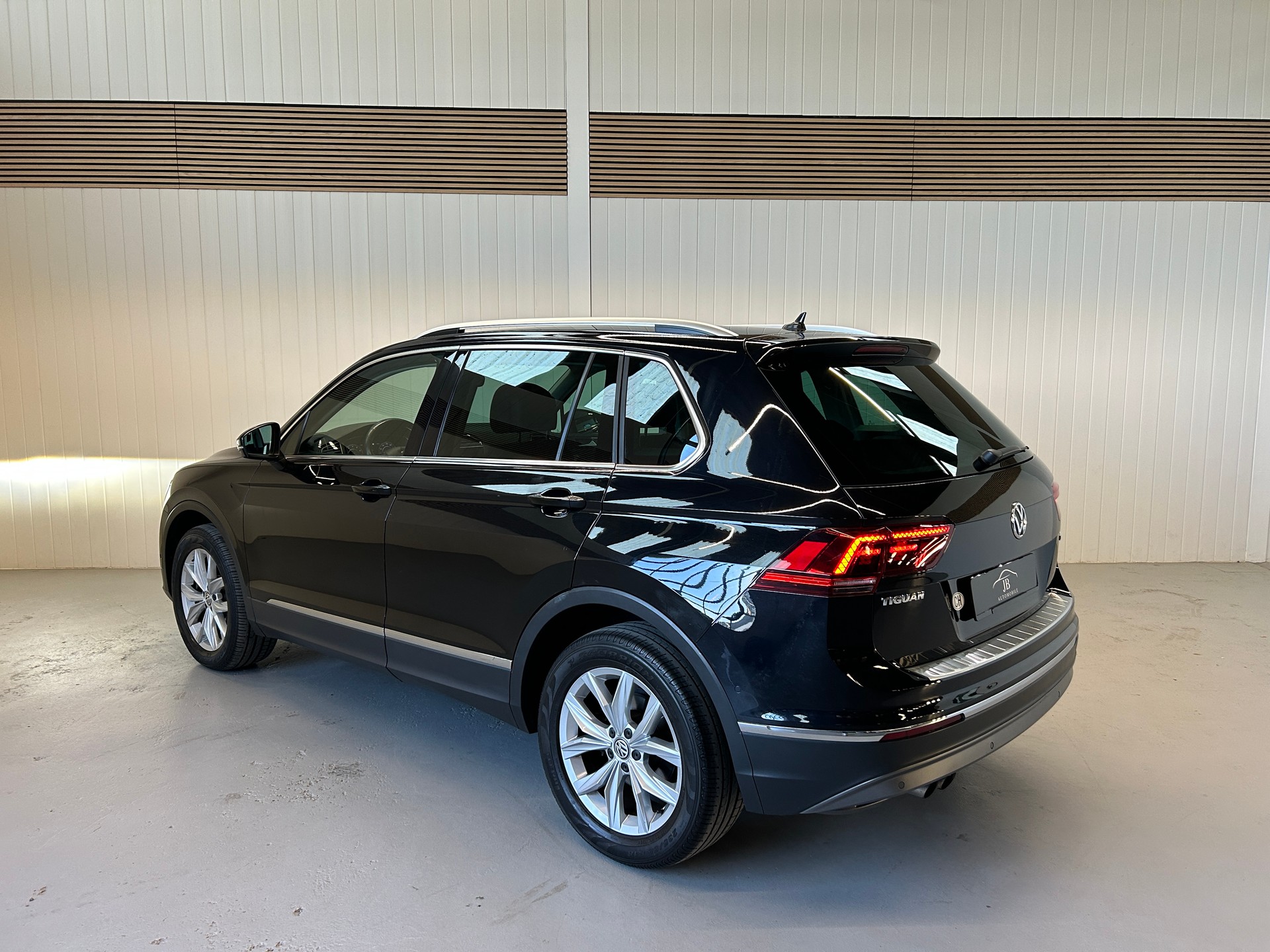 VW Tiguan 2.0TSI Highline 4Motion DSG-showroom-element-2