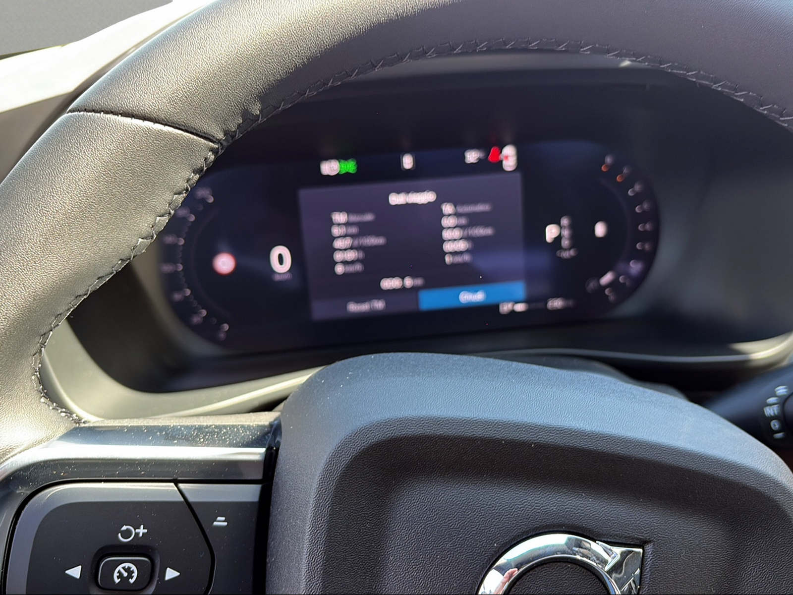 VOLVO XC40 B3 Benzin Mild Hybrid Plus Dark DCT-image-4