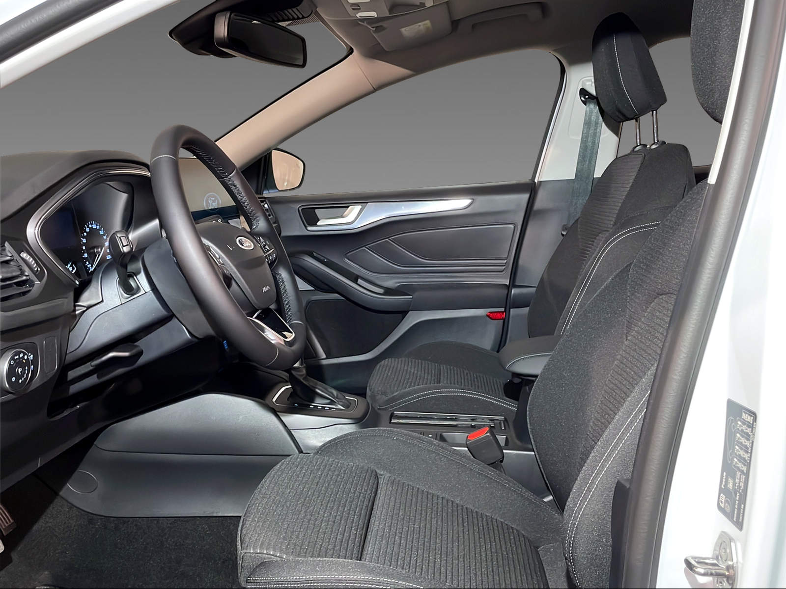 FORD Focus Station Wagon 1.0i EcoB Hybrid 155 Titanium-image-5