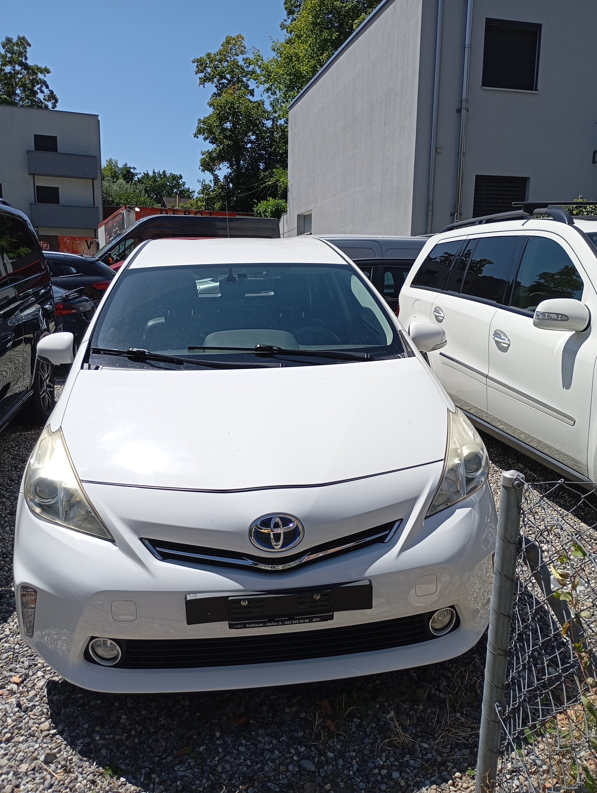 TOYOTA PRIUS PLUS-showroom-element-3