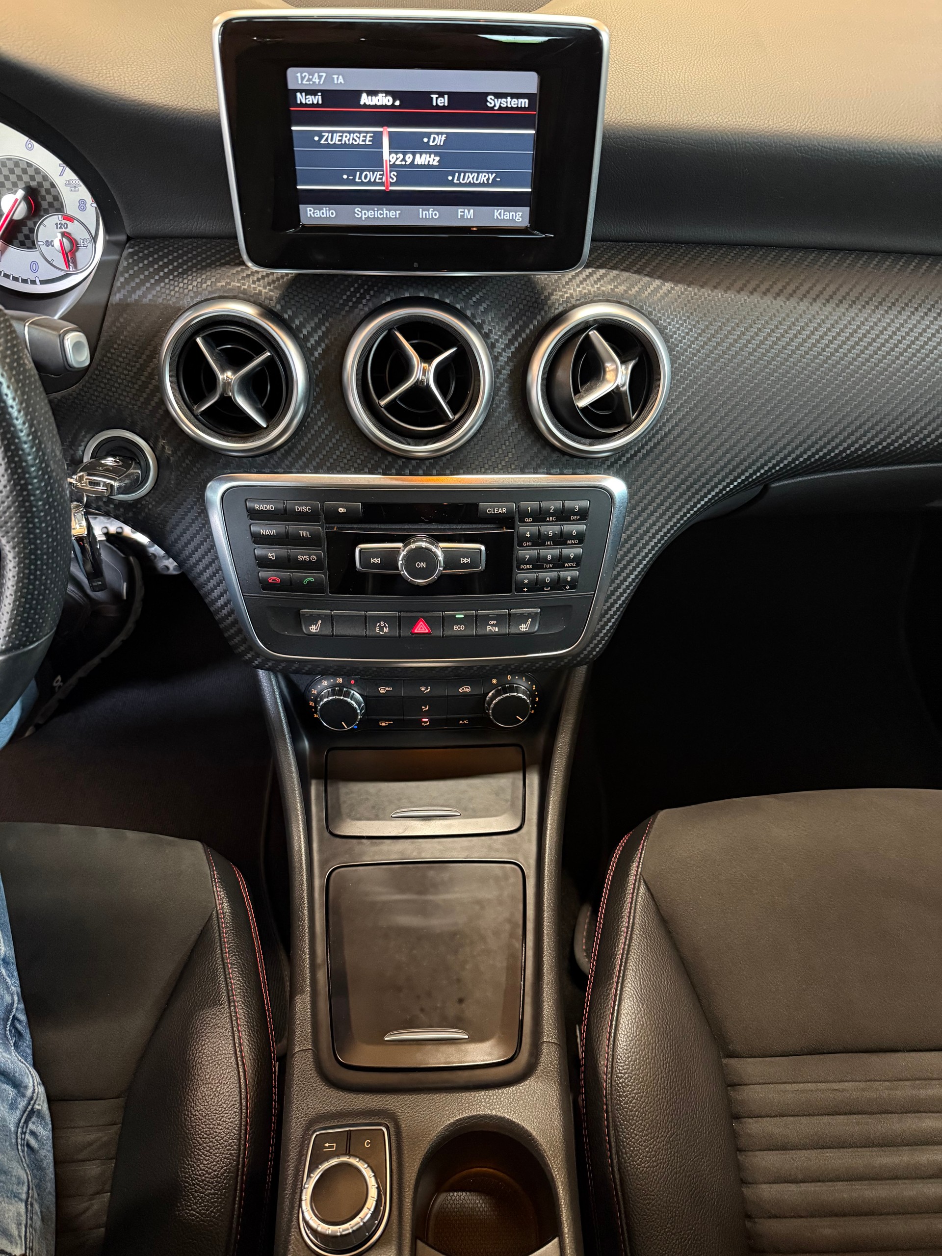 MERCEDES-BENZ A 200 AMG Line 7G-DCT-image-11