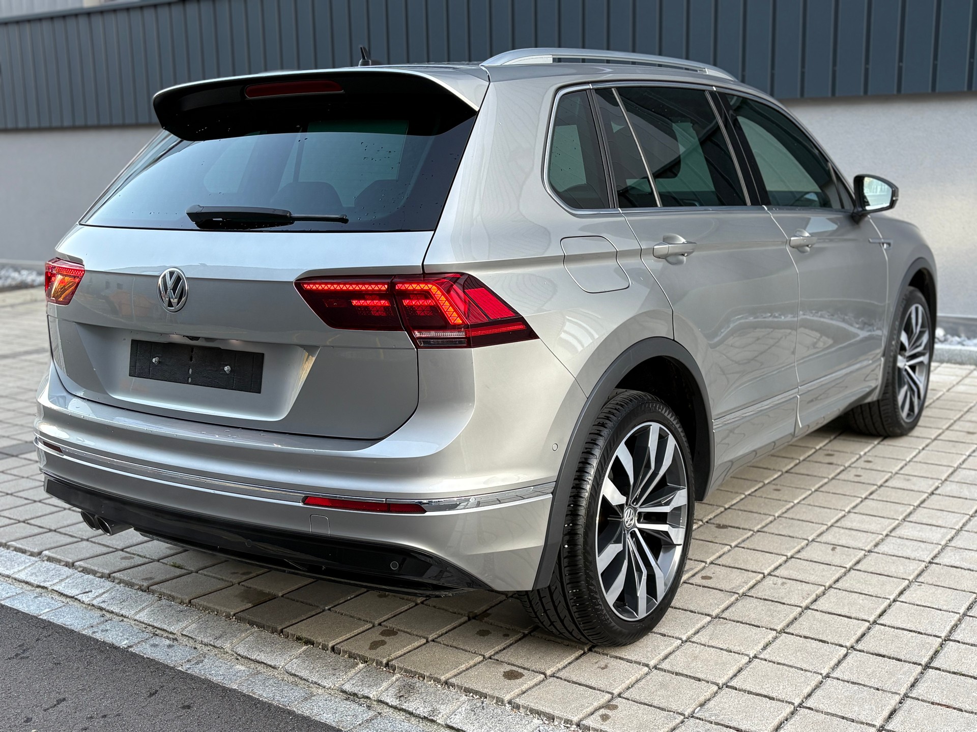 VW Tiguan 2.0TSI R-Line Highline 4Motion DSG frisch ab MFK-image-8