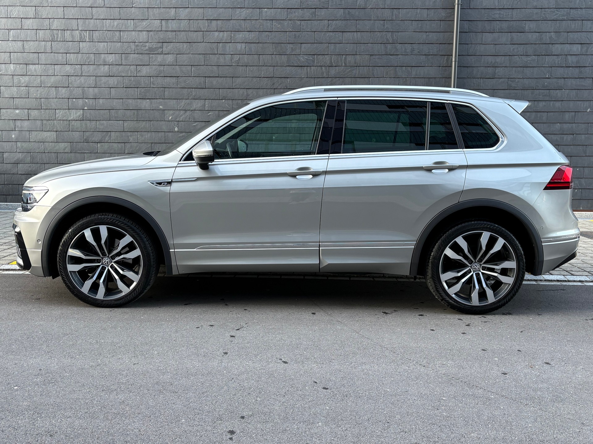 VW Tiguan 2.0TSI R-Line Highline 4Motion DSG frisch ab MFK-image-5