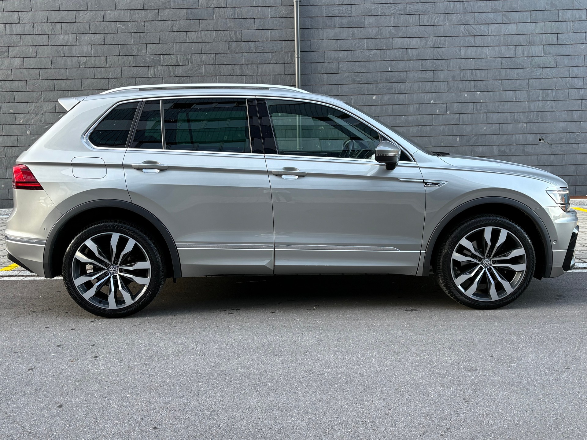 VW Tiguan 2.0TSI R-Line Highline 4Motion DSG frisch ab MFK-image-4