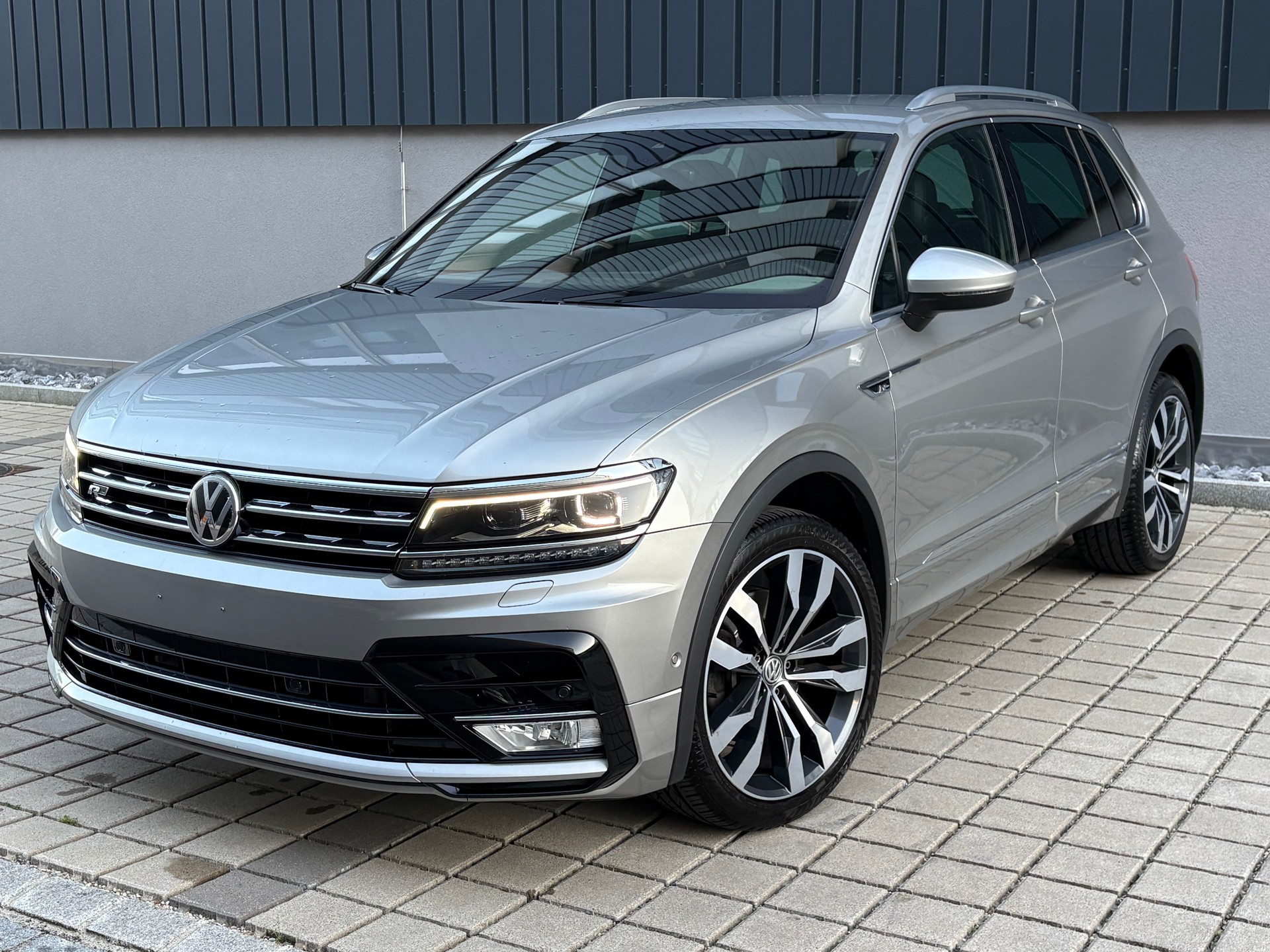 VW Tiguan 2.0TSI R-Line Highline 4Motion DSG frisch ab MFK-image-1