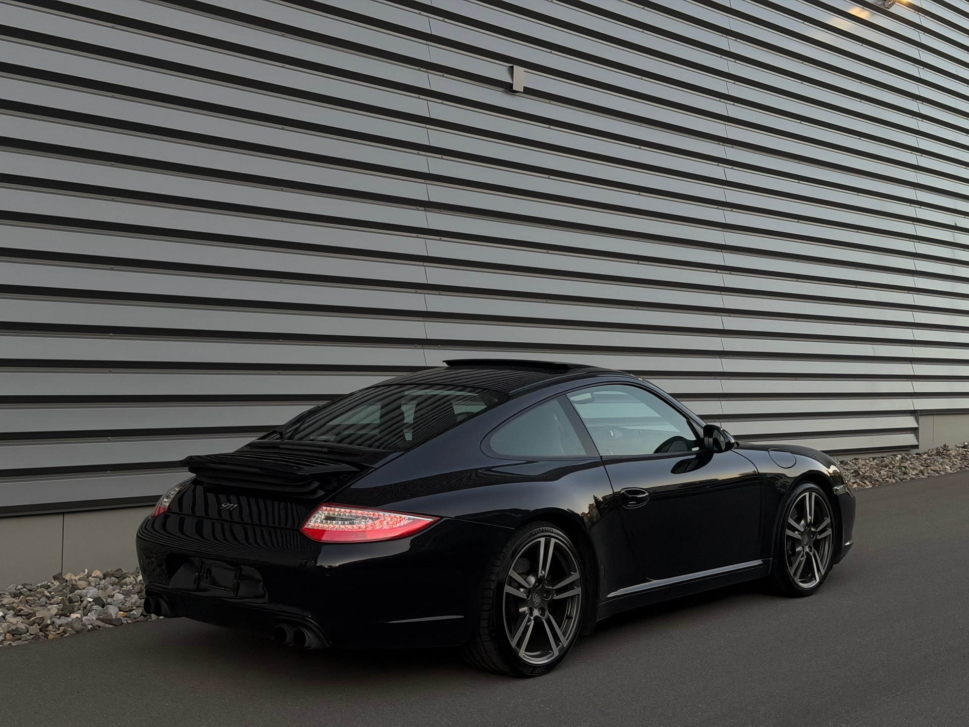 PORSCHE 911 Black Edition PDK-showroom-element-2