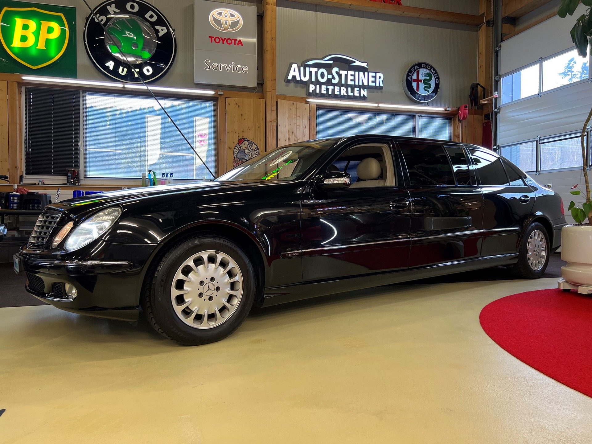 MERCEDES-BENZ E 320 ELEGANCE "EXTENDED LIMO 6 PLÄTZER"-image-6