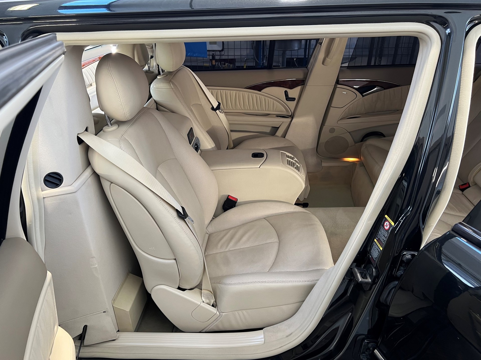 MERCEDES-BENZ E 320 ELEGANCE "EXTENDED LIMO 6 PLÄTZER"-image-18