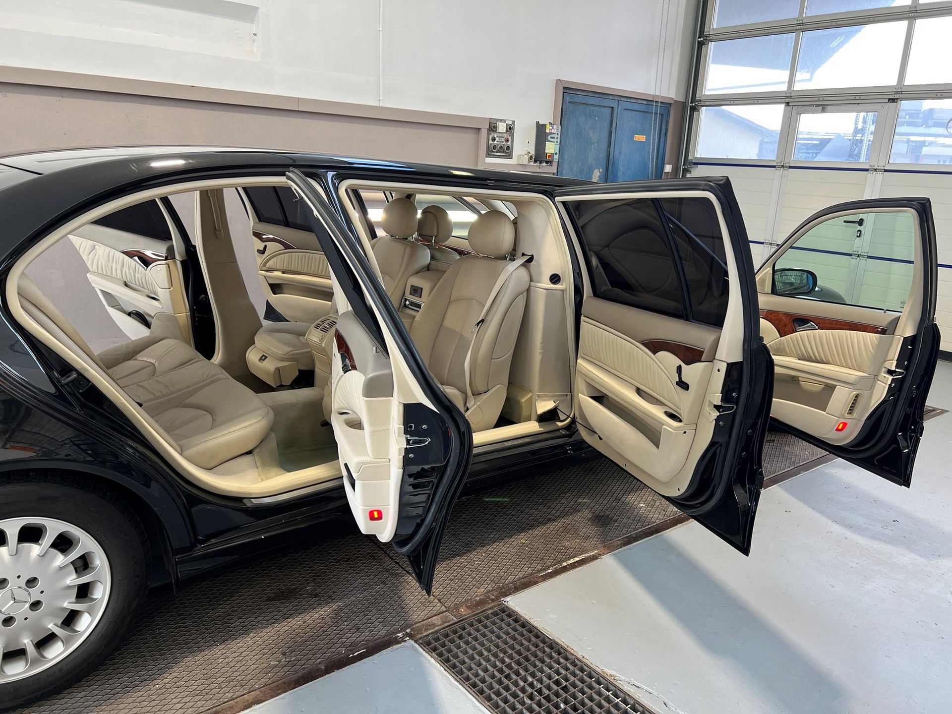 MERCEDES-BENZ E 320 ELEGANCE "EXTENDED LIMO 6 PLÄTZER"-image-10