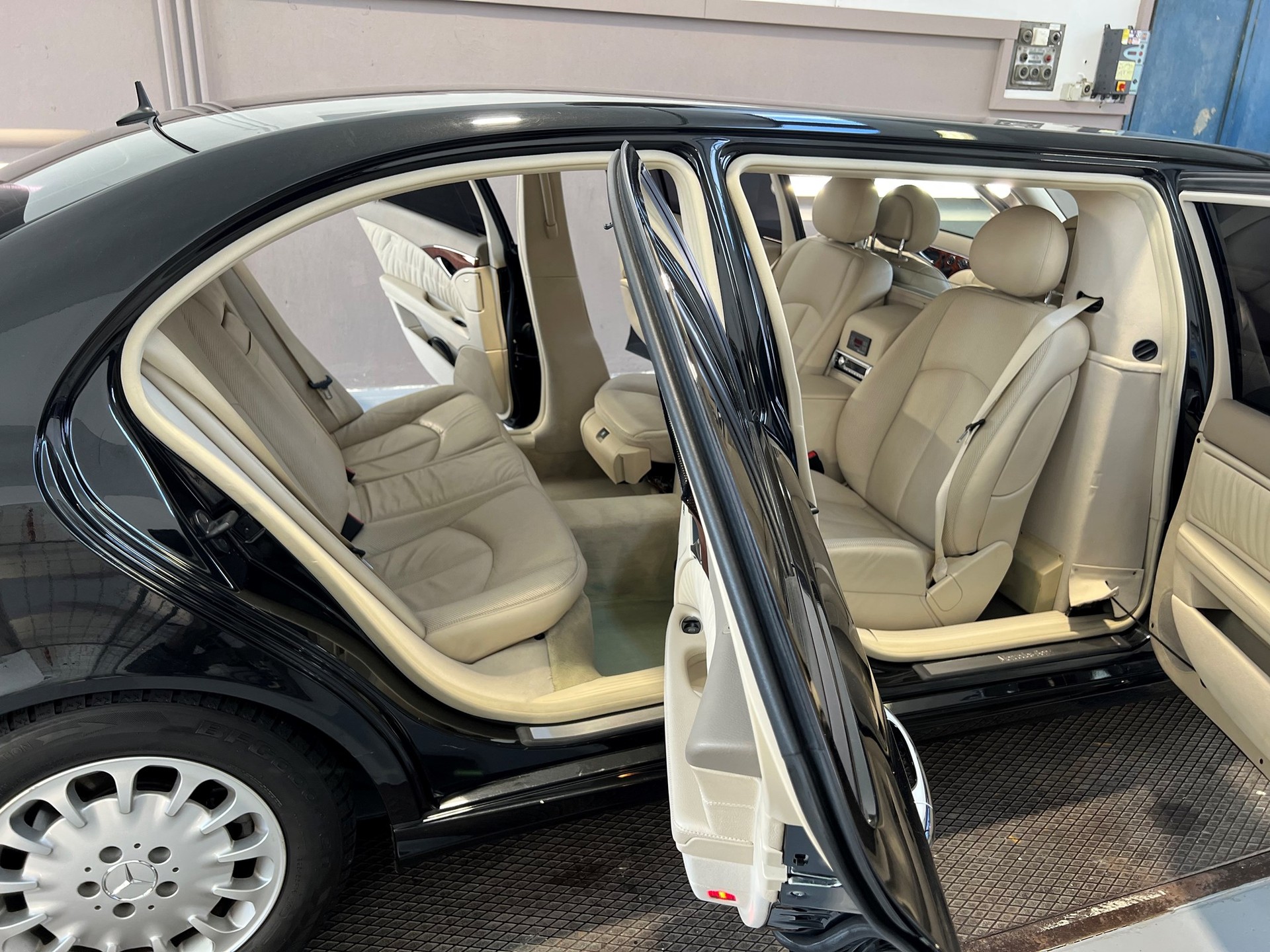 MERCEDES-BENZ E 320 ELEGANCE "EXTENDED LIMO 6 PLÄTZER"-image-9
