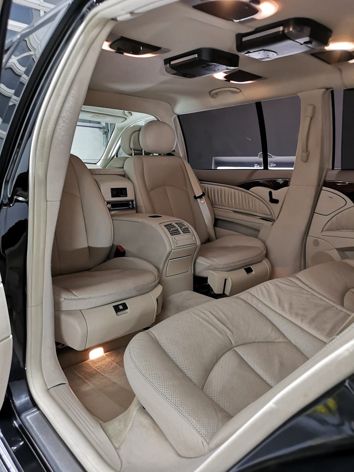 MERCEDES-BENZ E 320 ELEGANCE "EXTENDED LIMO 6 PLÄTZER"-showroom-element-2