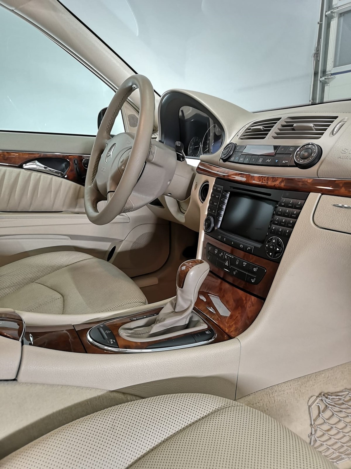 MERCEDES-BENZ E 320 ELEGANCE "EXTENDED LIMO 6 PLÄTZER"-image-25
