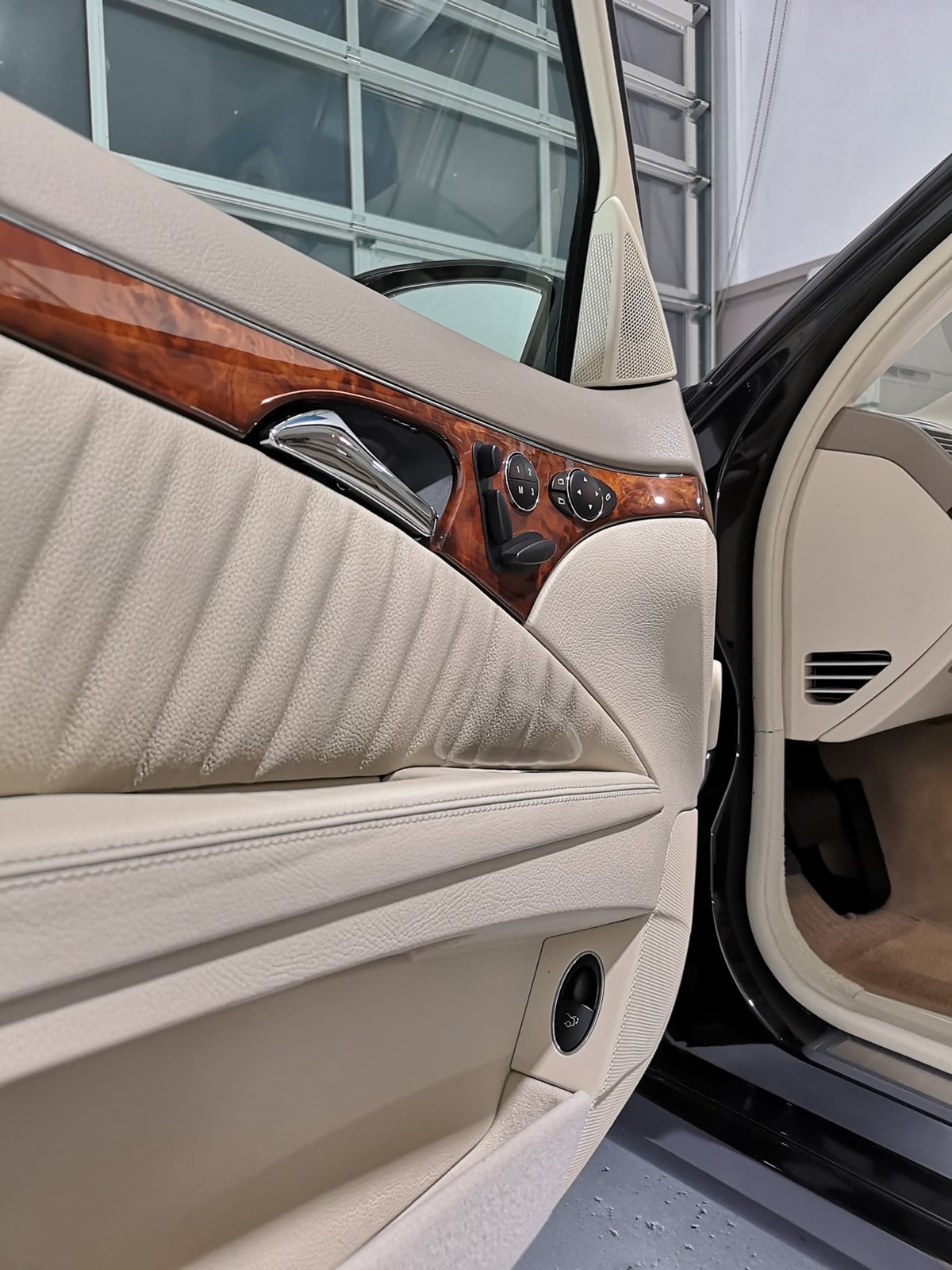 MERCEDES-BENZ E 320 ELEGANCE "EXTENDED LIMO 6 PLÄTZER"-image-26