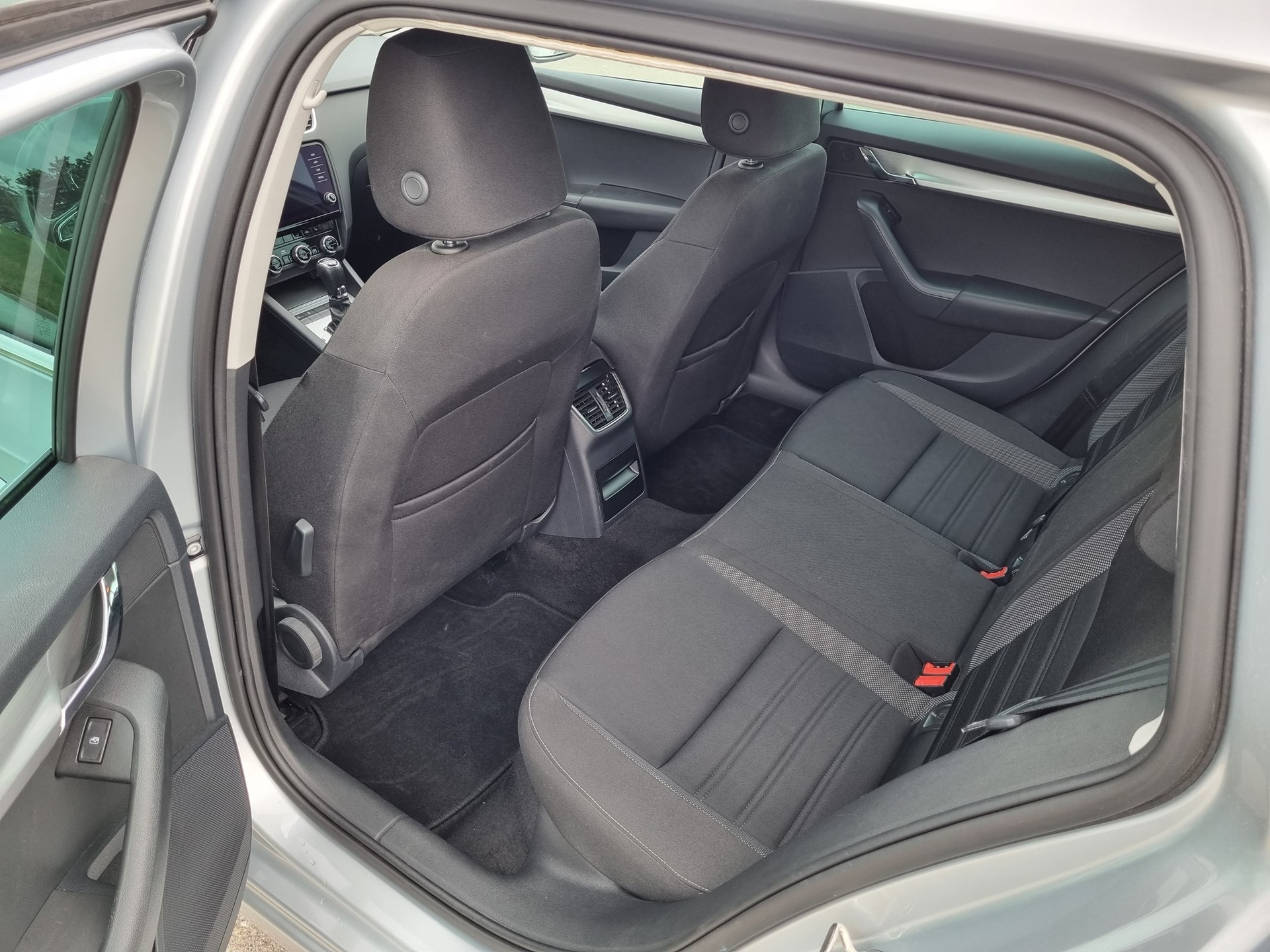 SKODA Octavia Combi 2.0 TDI Style 4x4 DSG-image-9