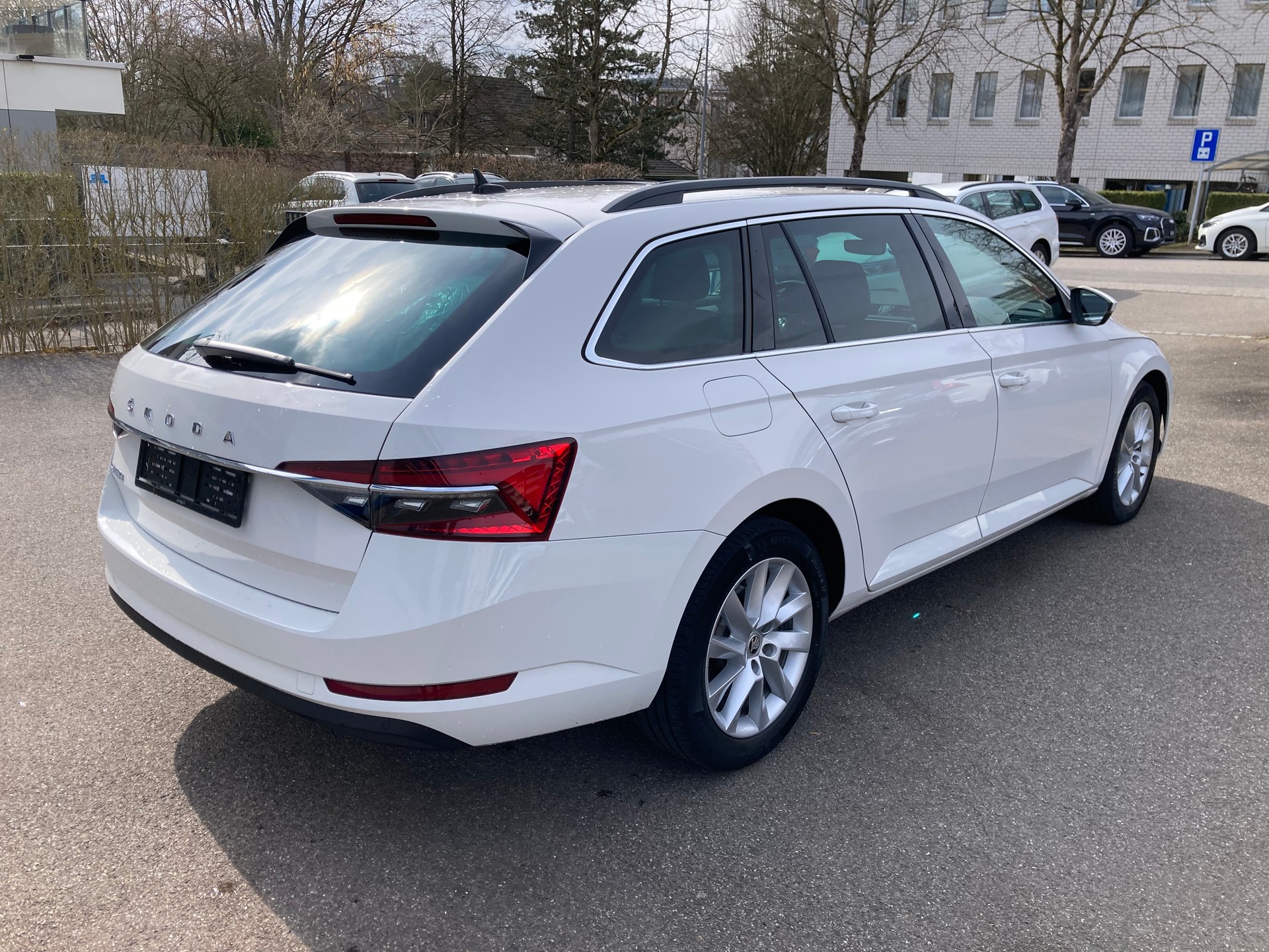 SKODA Superb Combi 2.0 TDi Ambition DSG-image-3