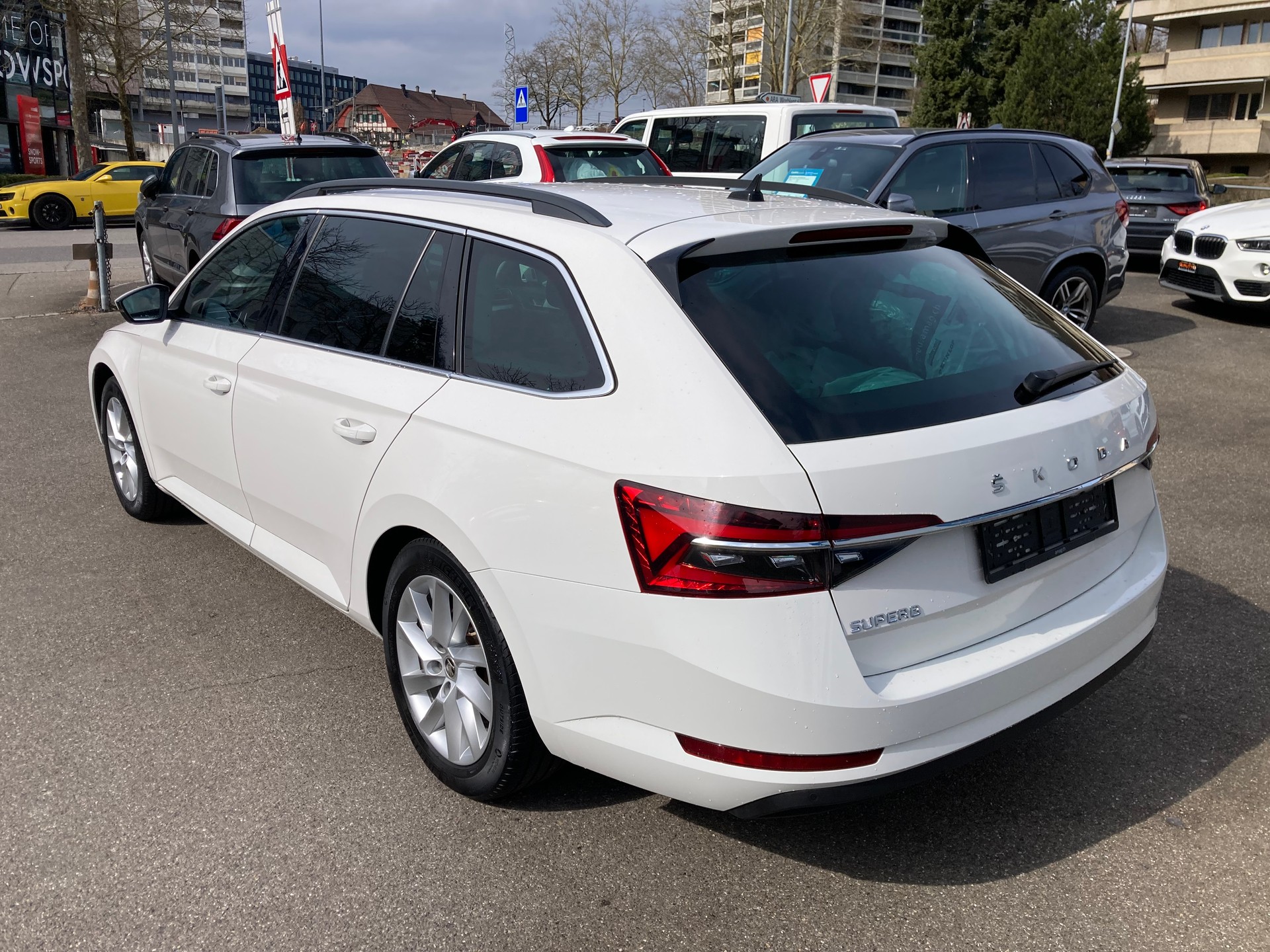 SKODA Superb Combi 2.0 TDi Ambition DSG-image-2