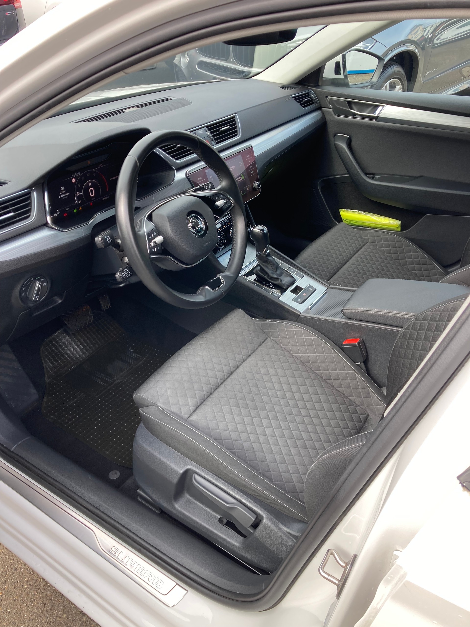 SKODA Superb Combi 2.0 TDi Ambition DSG-image-6