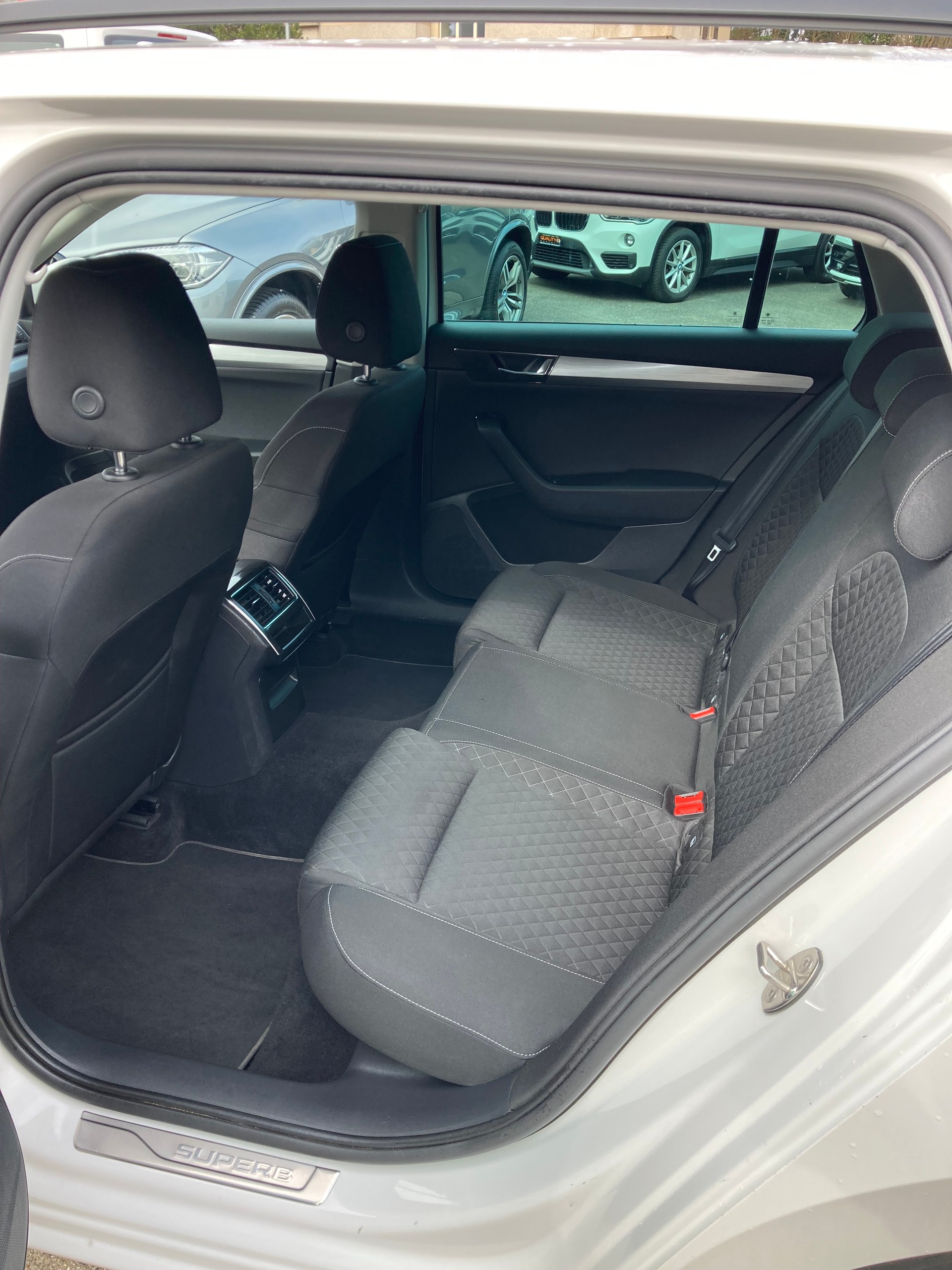 SKODA Superb Combi 2.0 TDi Ambition DSG-image-8