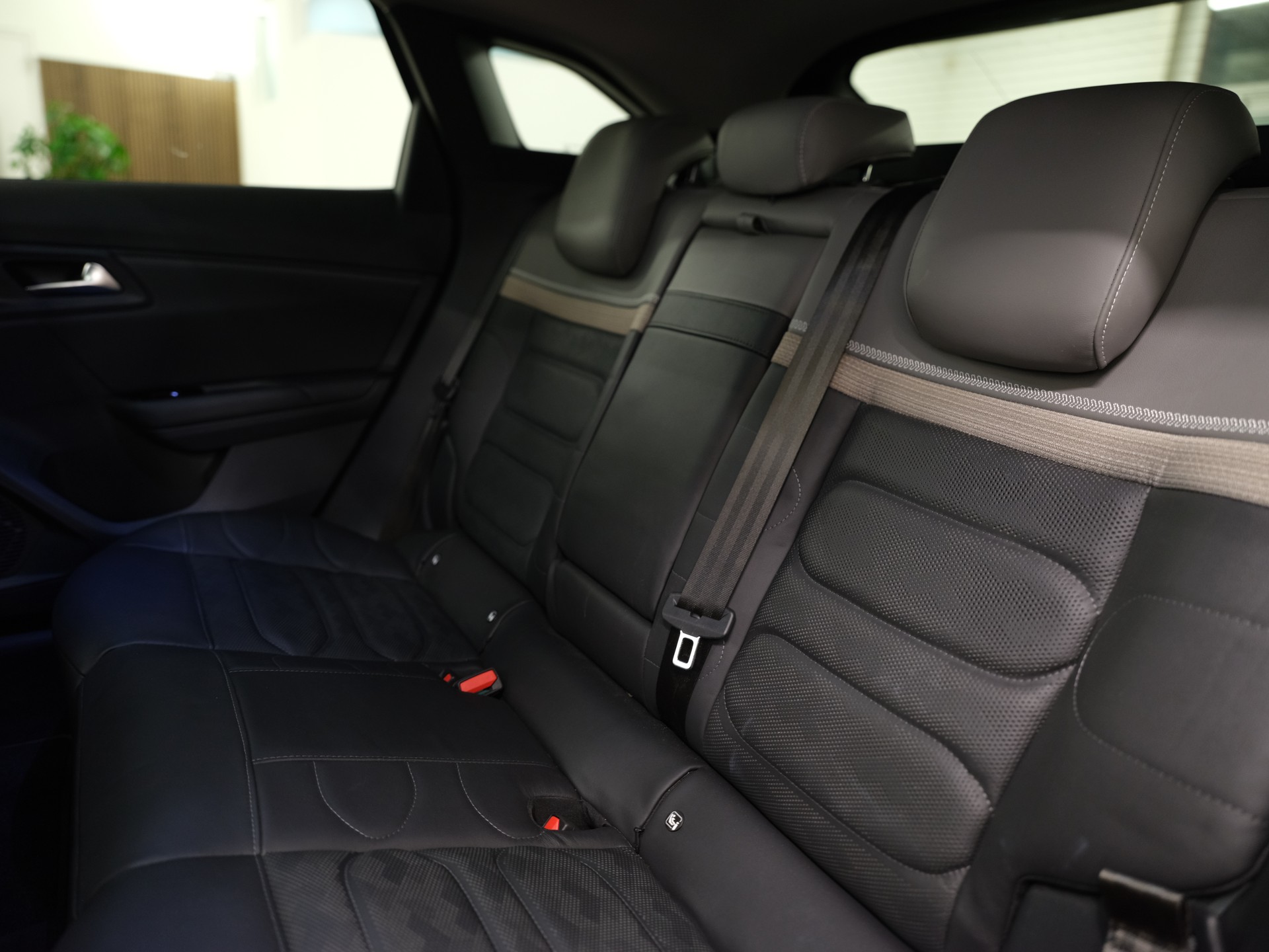CITROEN C5 X 1.6i PHEV Shine Pack e-EAT8 *Panoramadach* *Werksgarantie*-image-28