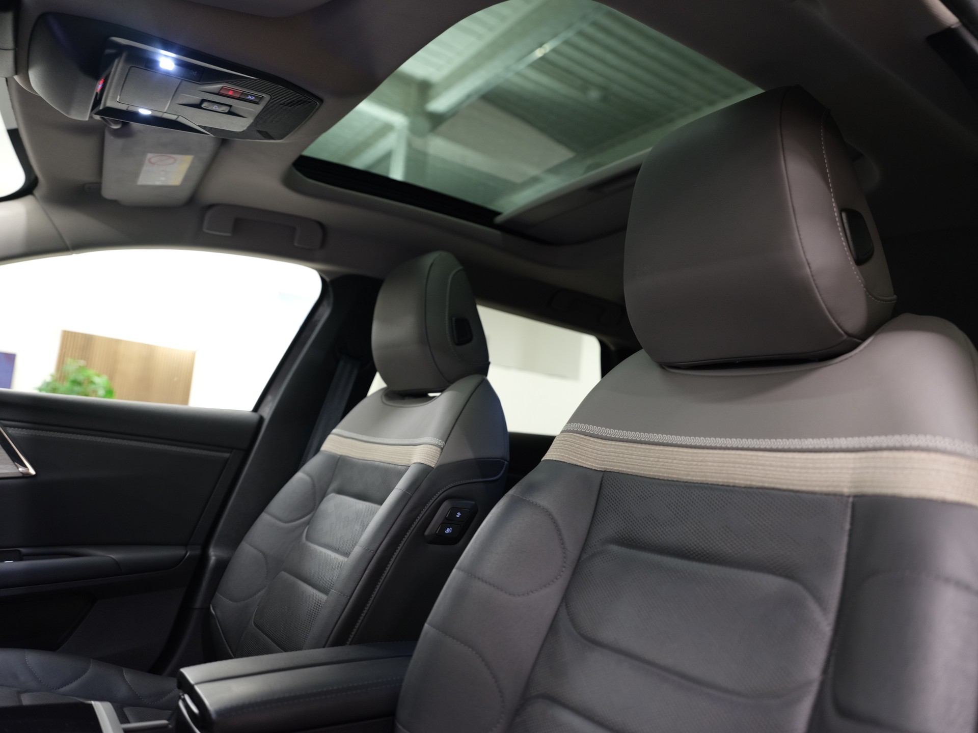 CITROEN C5 X 1.6i PHEV Shine Pack e-EAT8 *Panoramadach* *Werksgarantie*-image-17